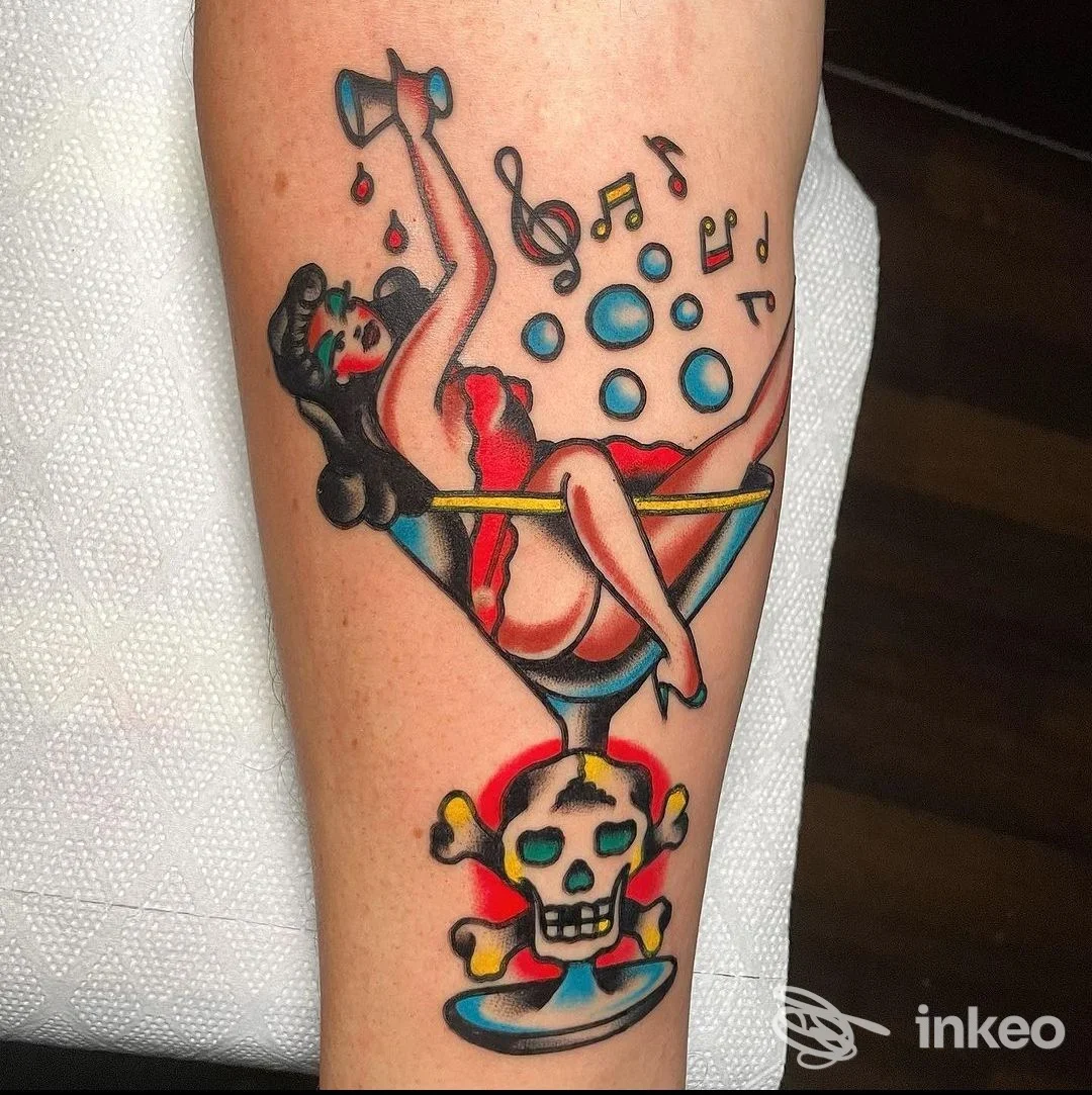 Tatuaggio colorato su avambraccio: pin-up in un bicchiere da cocktail sopra un teschio, foto inviata dallo studio Ozma Tattoo, Pesaro.