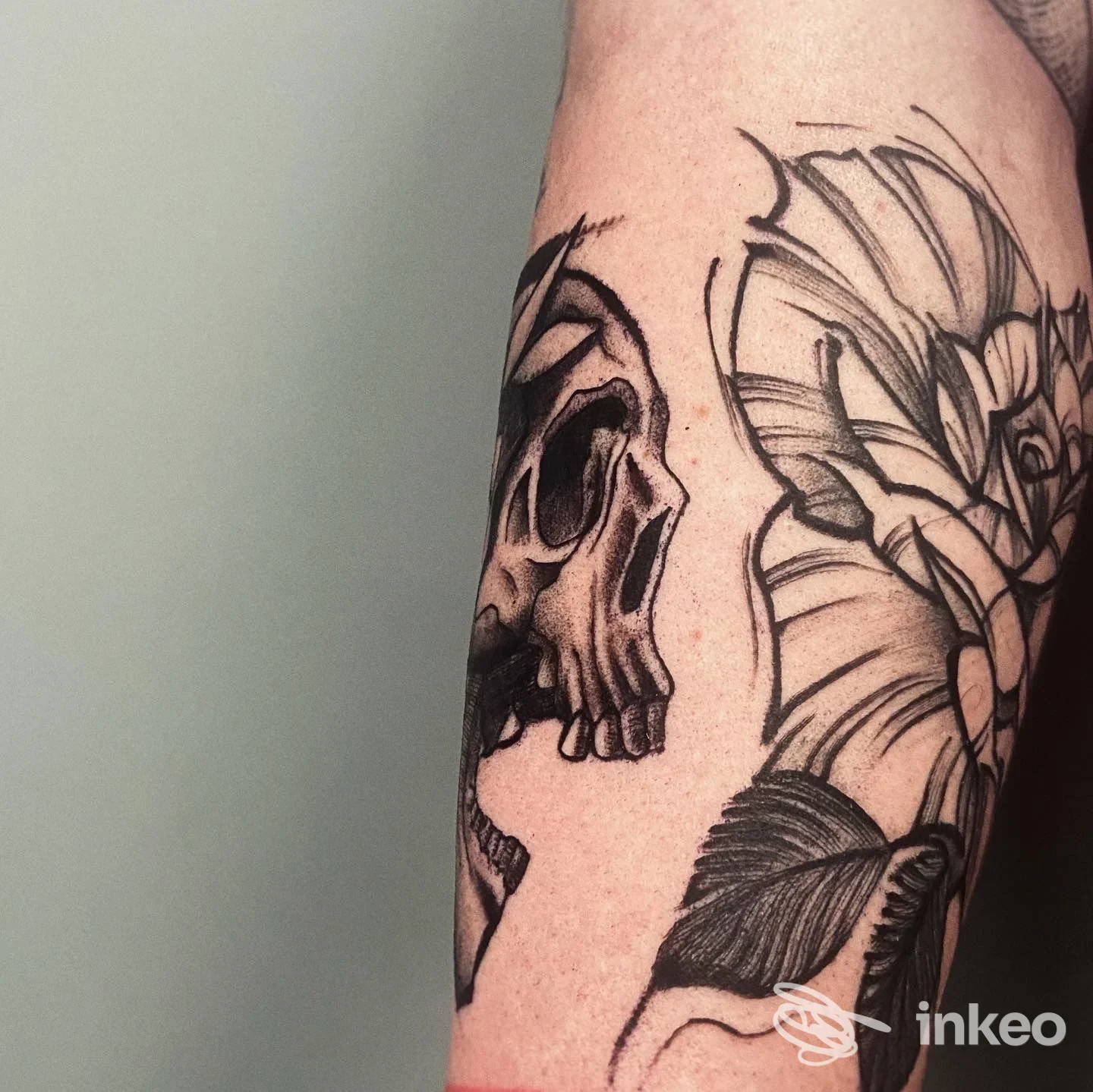 Tatuaggio in bianco e nero su avambraccio con teschio e fiore, fotografato per il portfolio di Mary Skin - Tattoo & Piercing, Acqualagna.
