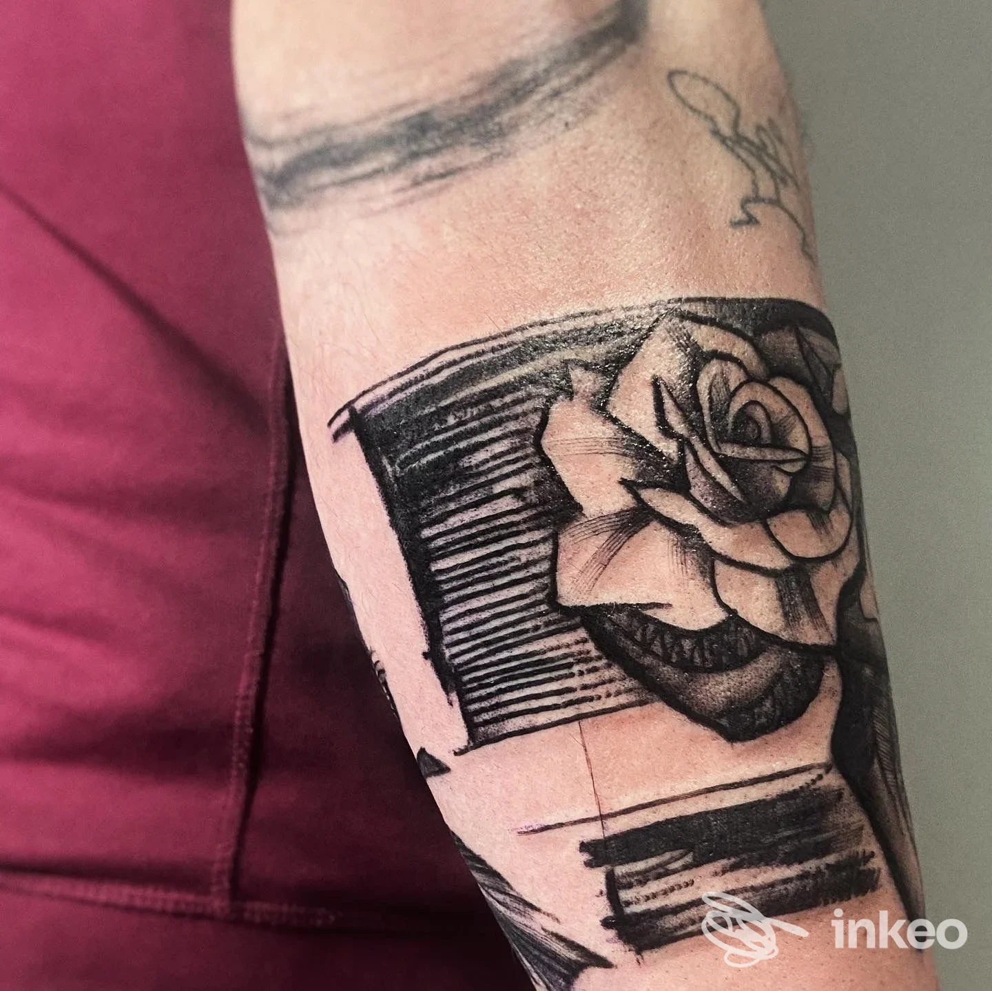 Tatuaggio a rosa e pennellate nere sull'avambraccio, foto per Mary Skin - Tattoo & Piercing, Acqualagna.