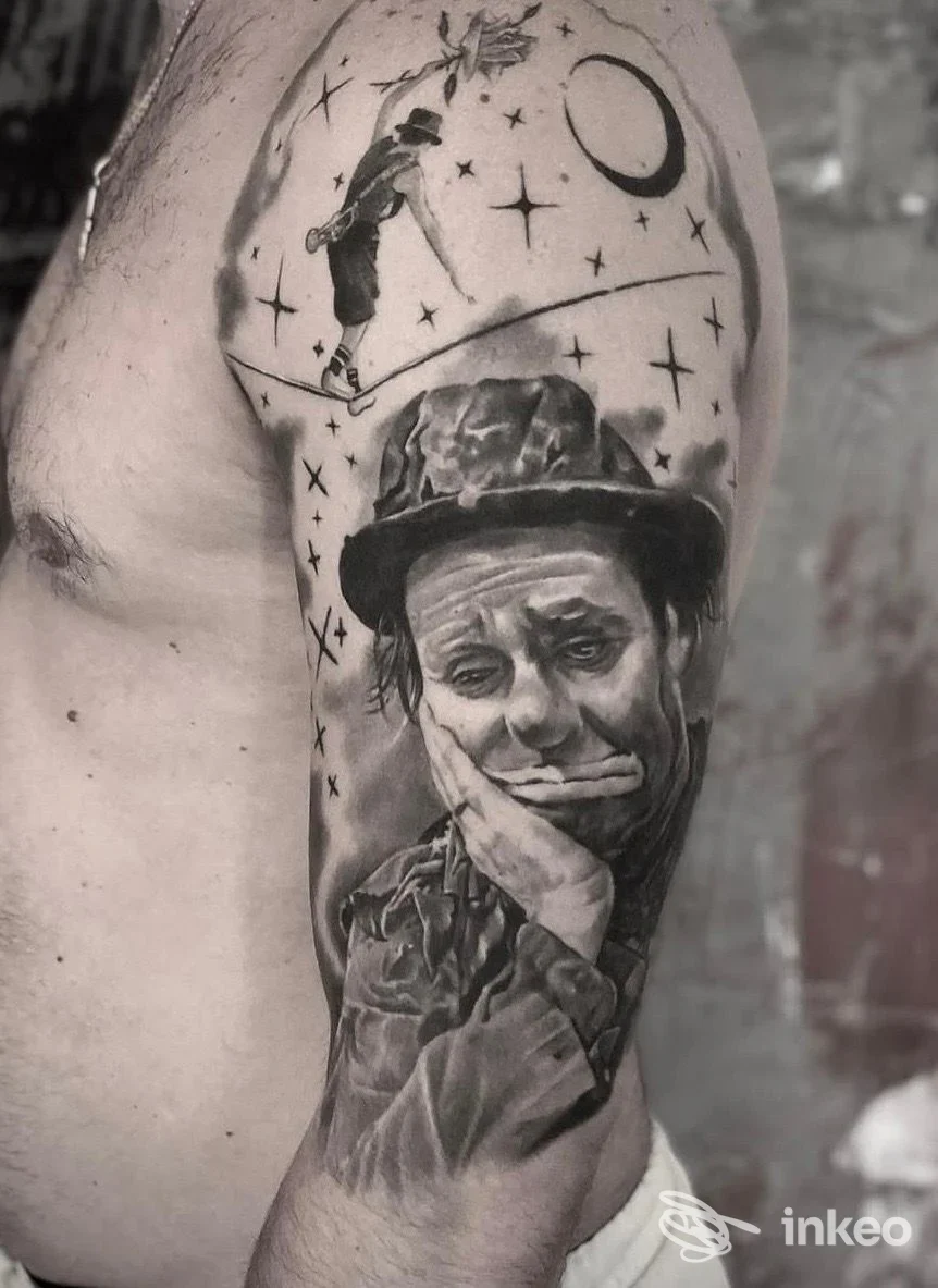 Grande tatuaggio realistico su braccio e fianco con ritratto, funambolo e luna – Nova Studio Tattoo & Piercing, Jesi.
