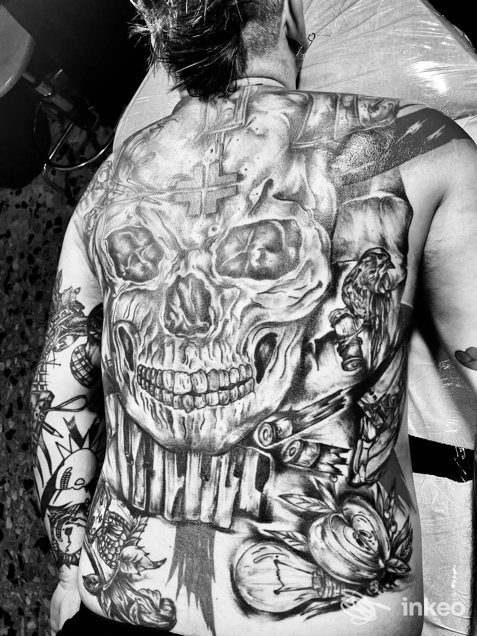 Grande tatuaggio black & grey a tutta schiena con un teschio e motivi decorativi, Old School Tattoo Family, Civitanova Marche.