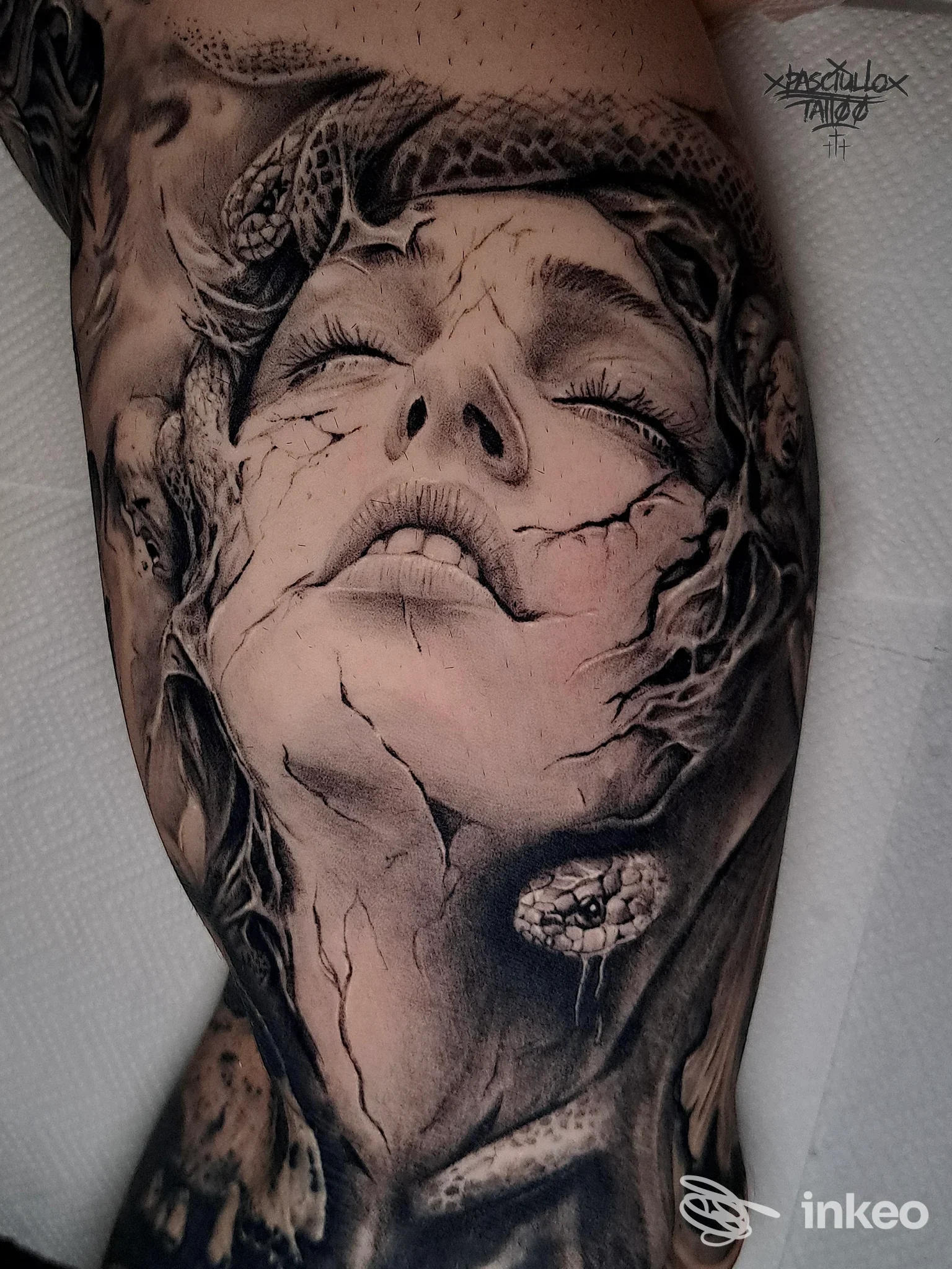 Tatuaggio realistico raffigurante un volto femminile crepato sull'avambraccio, Pasciullo Tattoo Studio, Porto Recanati.