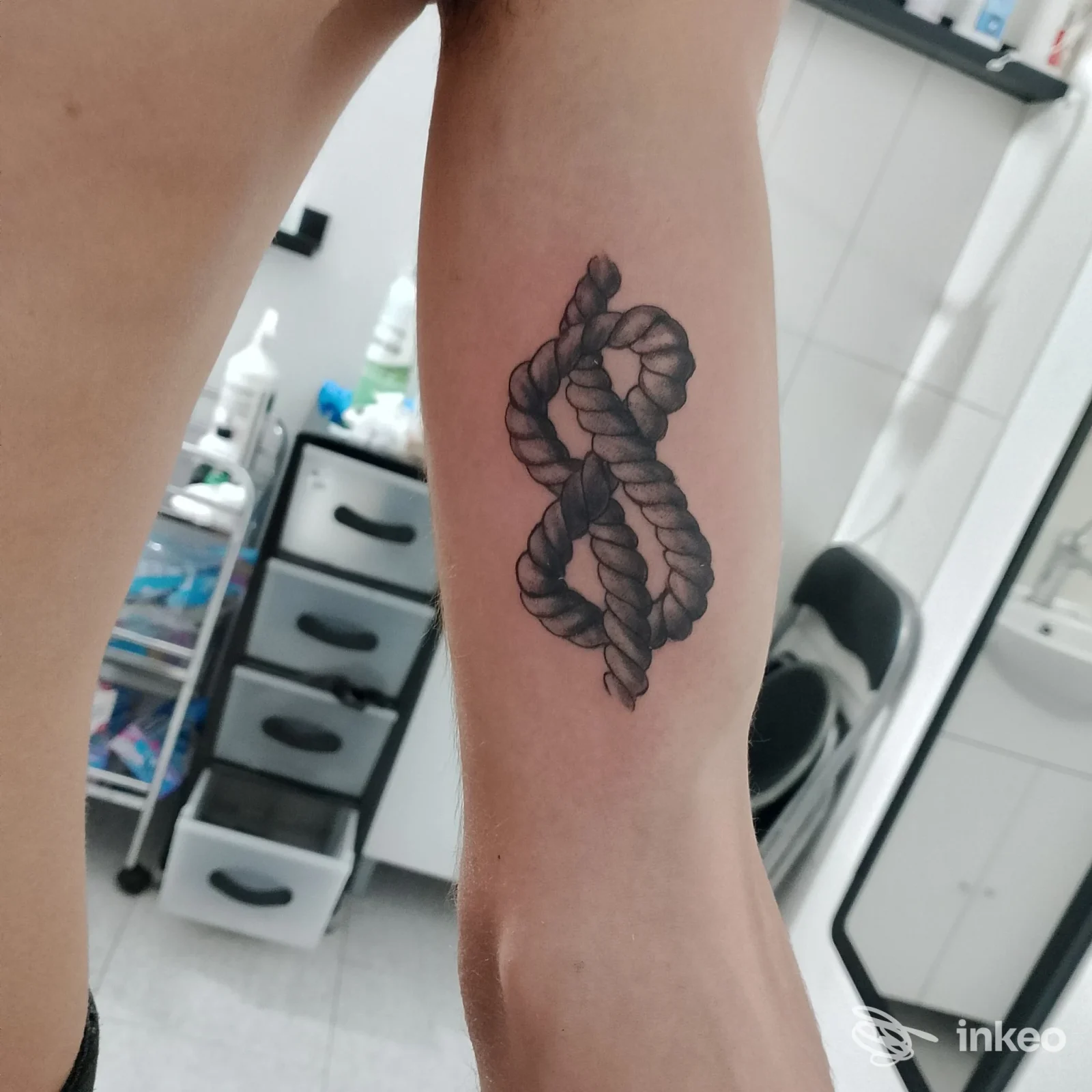 Avambraccio interno con tatuaggio a corda annodata, SETTANTA7 TATTOO STUDIO, Castelraimondo.