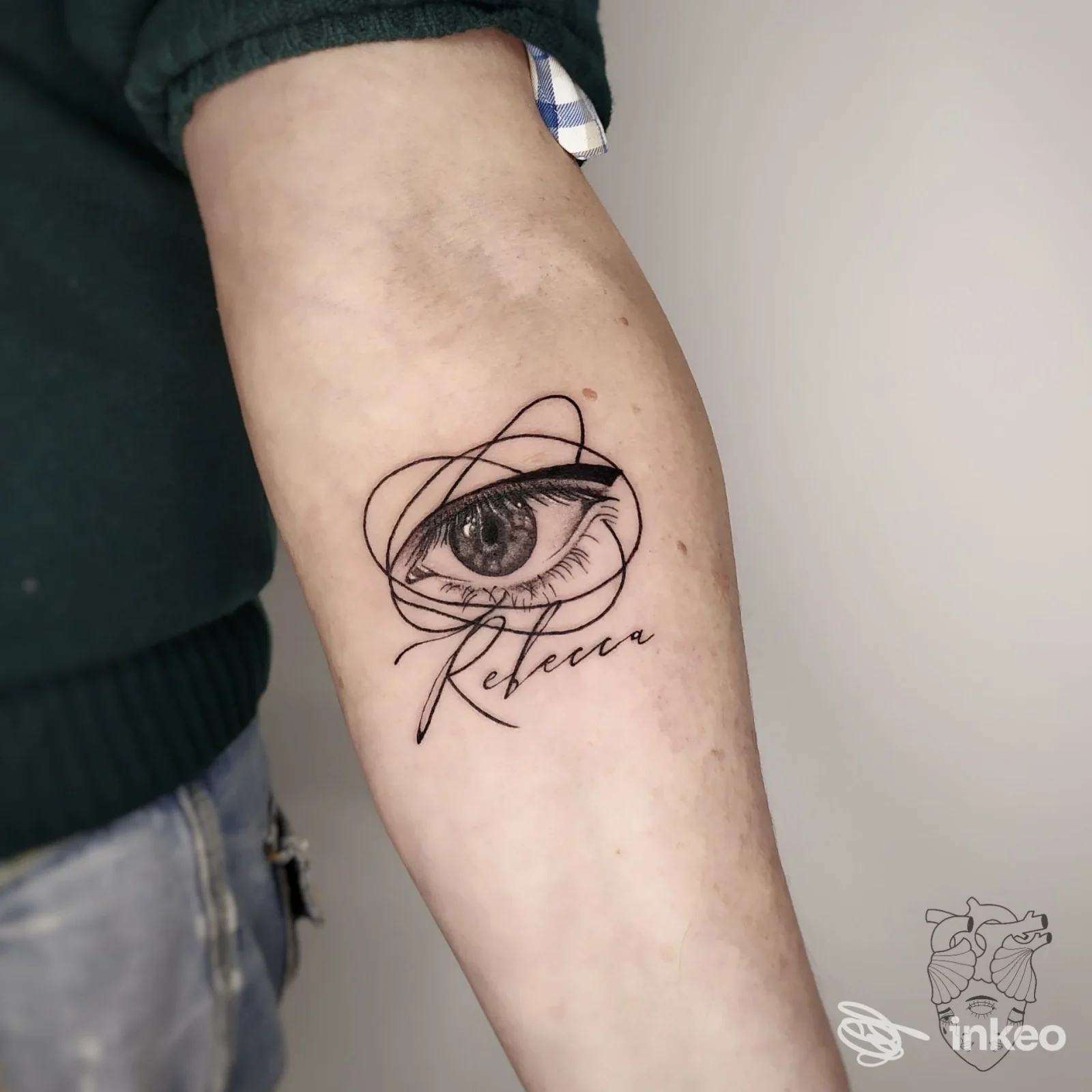 Tatuaggio su avambraccio con occhio realistico e scritta, foto per SIBILLA TATTOO ROOMS a Sforzacosta.