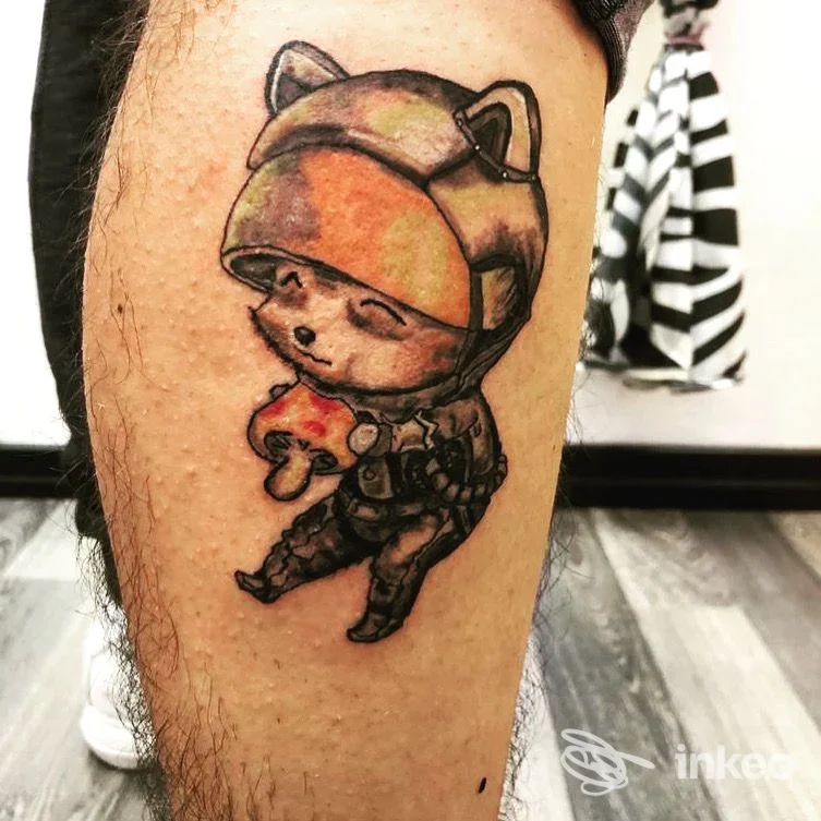 Tatuaggio su polpaccio raffigurante un gatto soldato colorato, realizzato da Santeria Tattoo Studio a Chiaravalle.