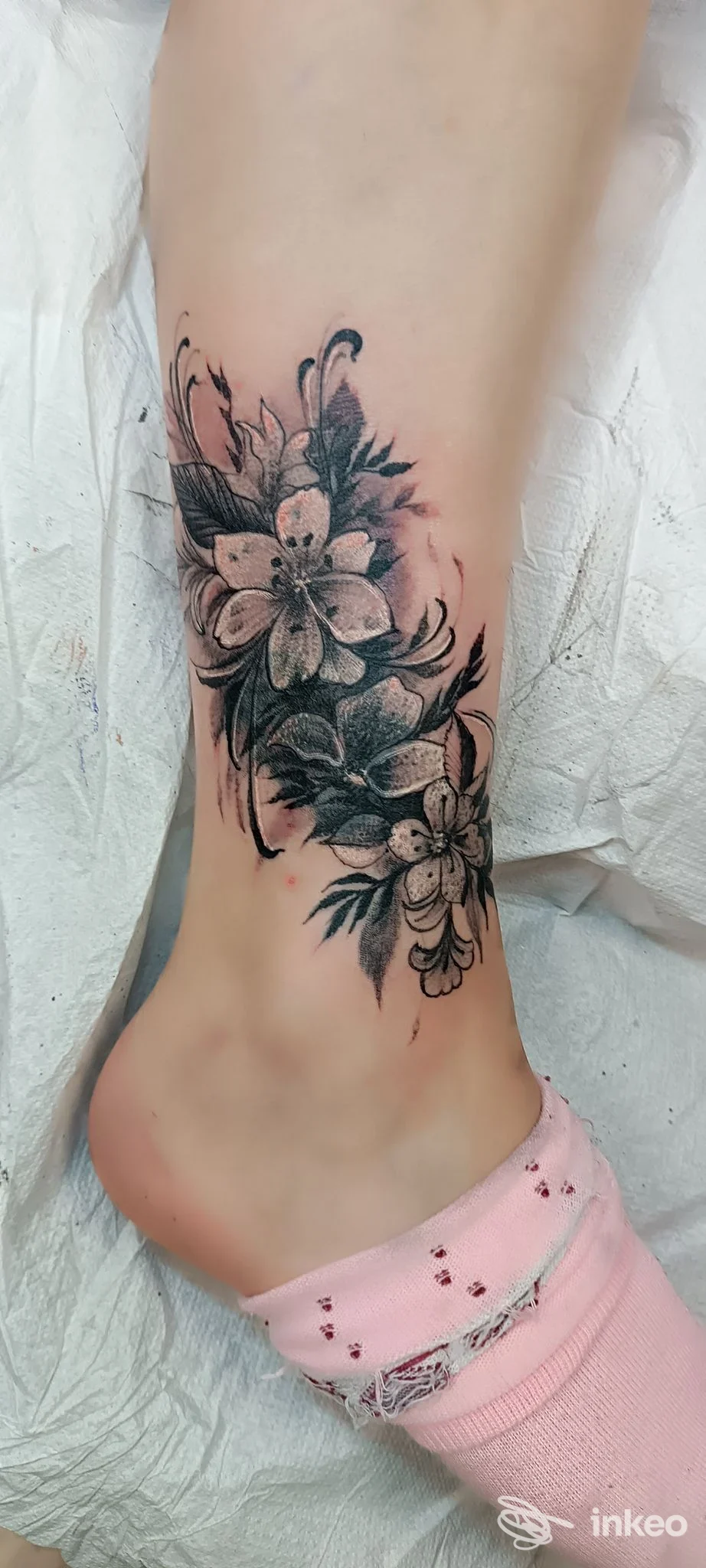 Tatuaggio floreale in bianco e nero sulla caviglia, foto fornita da SalvitattooArtist a Marzocca.