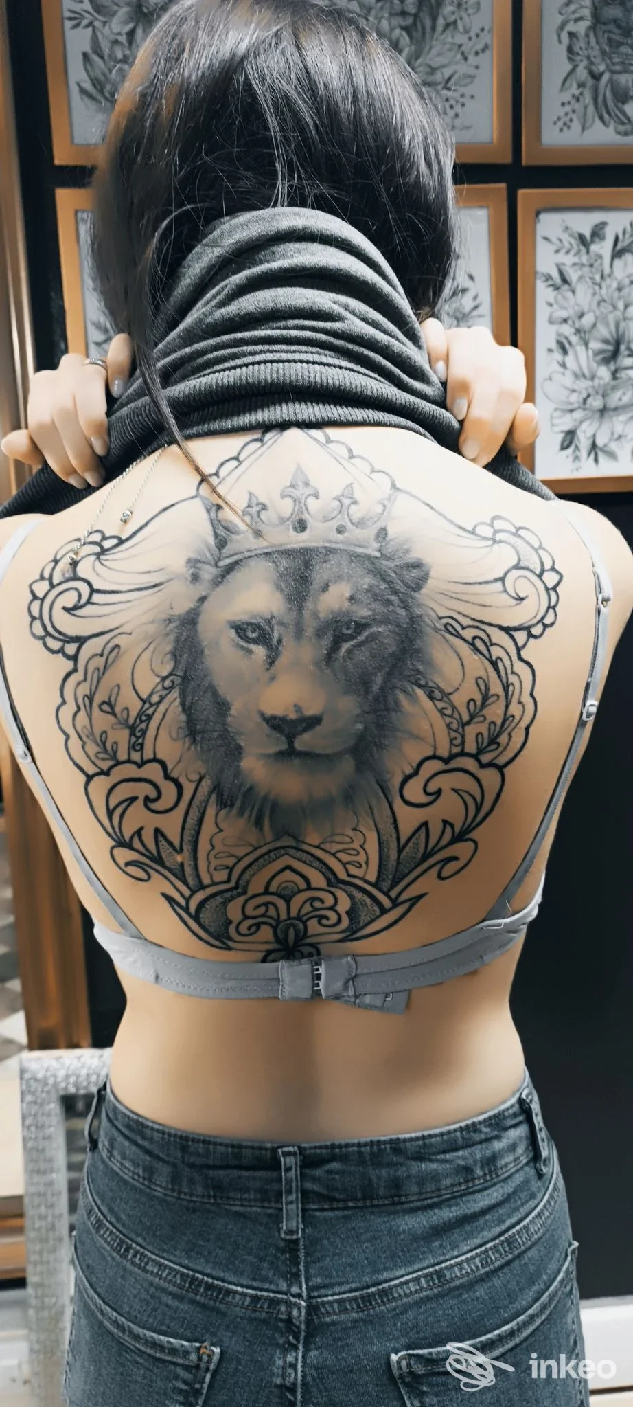 Grande tatuaggio di un leone con corona e motivi ornamentali sulla schiena, fotografia fornita da SalvitattooArtist, Marzocca.
