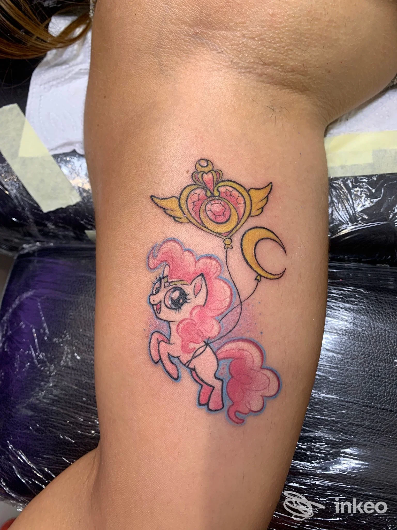Tatuaggio colorato su braccio interno: pony in stile cartoon con elementi gialli e mezzaluna. Simonetta Tattooing, Camerano.