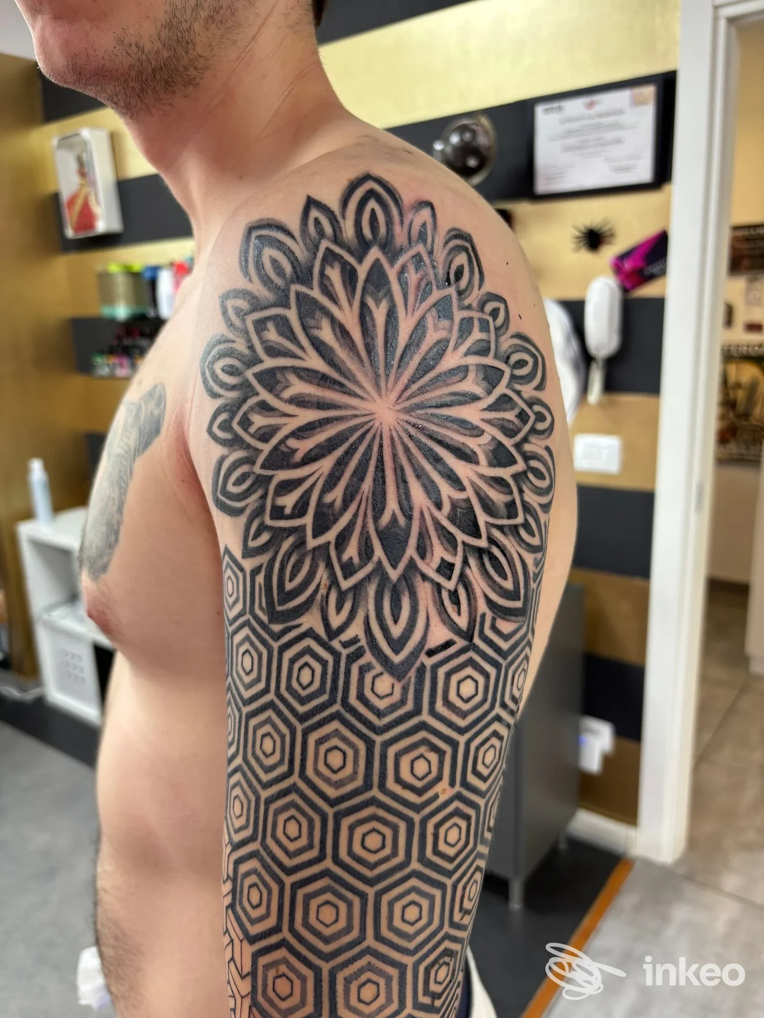 Tatuaggio a manica geometrico e mandala sulla spalla e braccio, Simonetta Tattooing, Camerano.