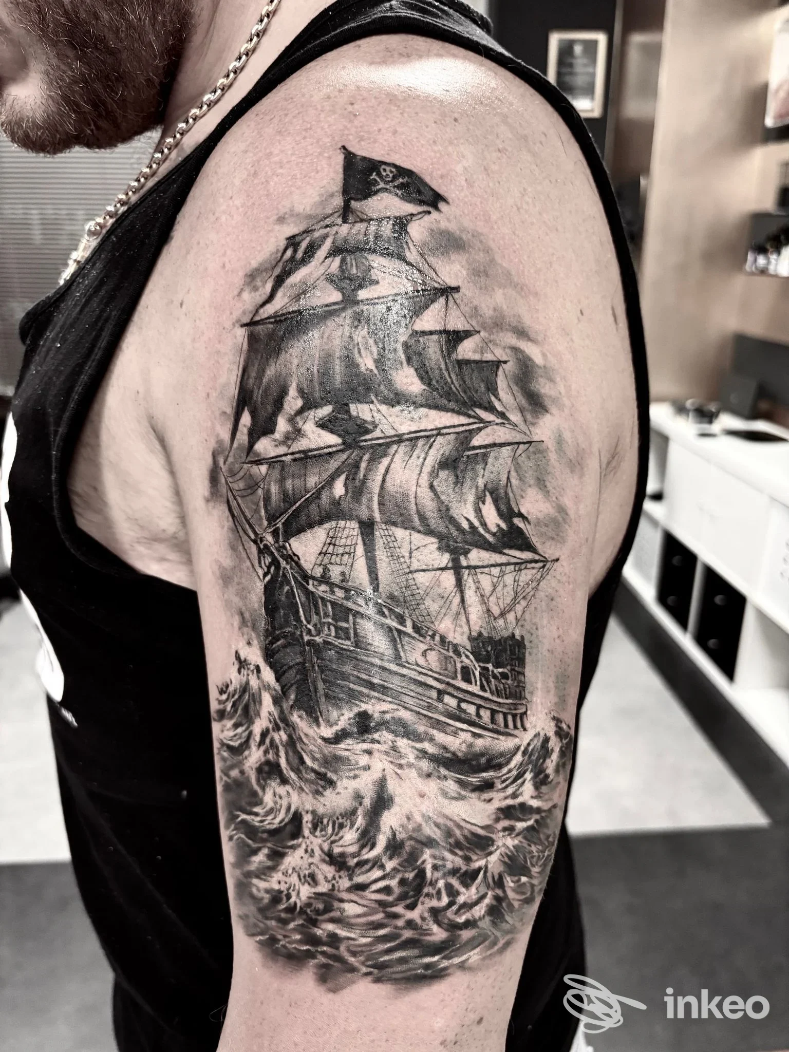 Tatuaggio a nave a vele in bianco e nero sul braccio superiore, Simonetta Tattooing, Camerano.