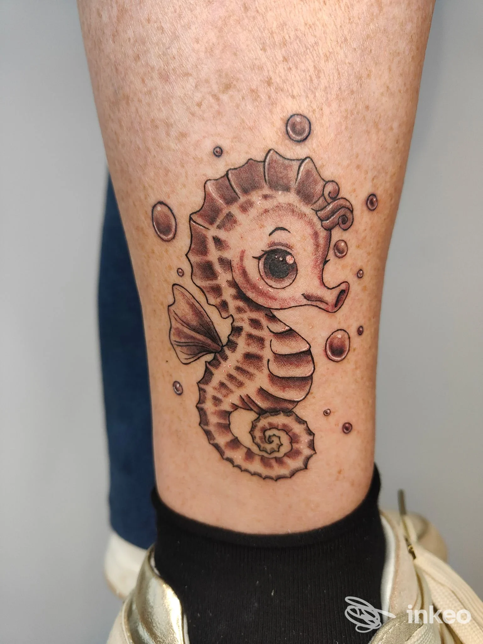 Tatuaggio di un cavalluccio marino stilizzato sul polpaccio, realizzato da Sinsink tattoo studio a Monte Urano.