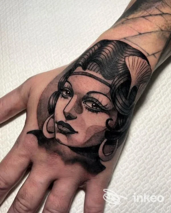 Fotografia di un tatuaggio in bianco e nero su dorso della mano, realizzato da Snatch Tattoo & Piercing, Osimo.
