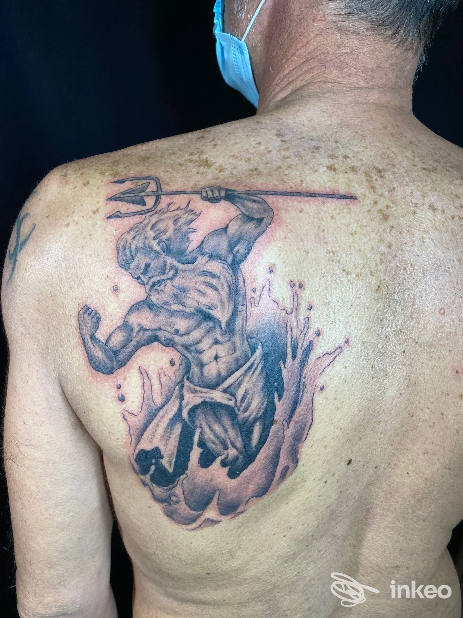 Dettaglio di un tatuaggio figurativo in bianco e nero sul dorso sinistro di un uomo, realizzato da Stiff Tattoo a San Benedetto del Tronto.