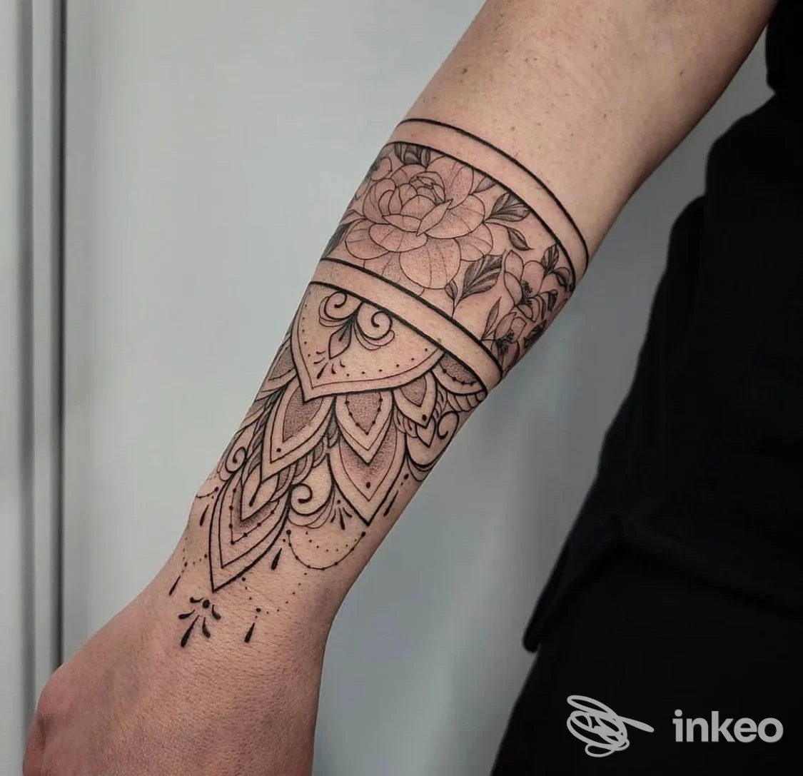 Avambraccio tatuato con motivi a mandala e fiori, foto inviata da Stlkr Art & Tattoo, Fossombrone.