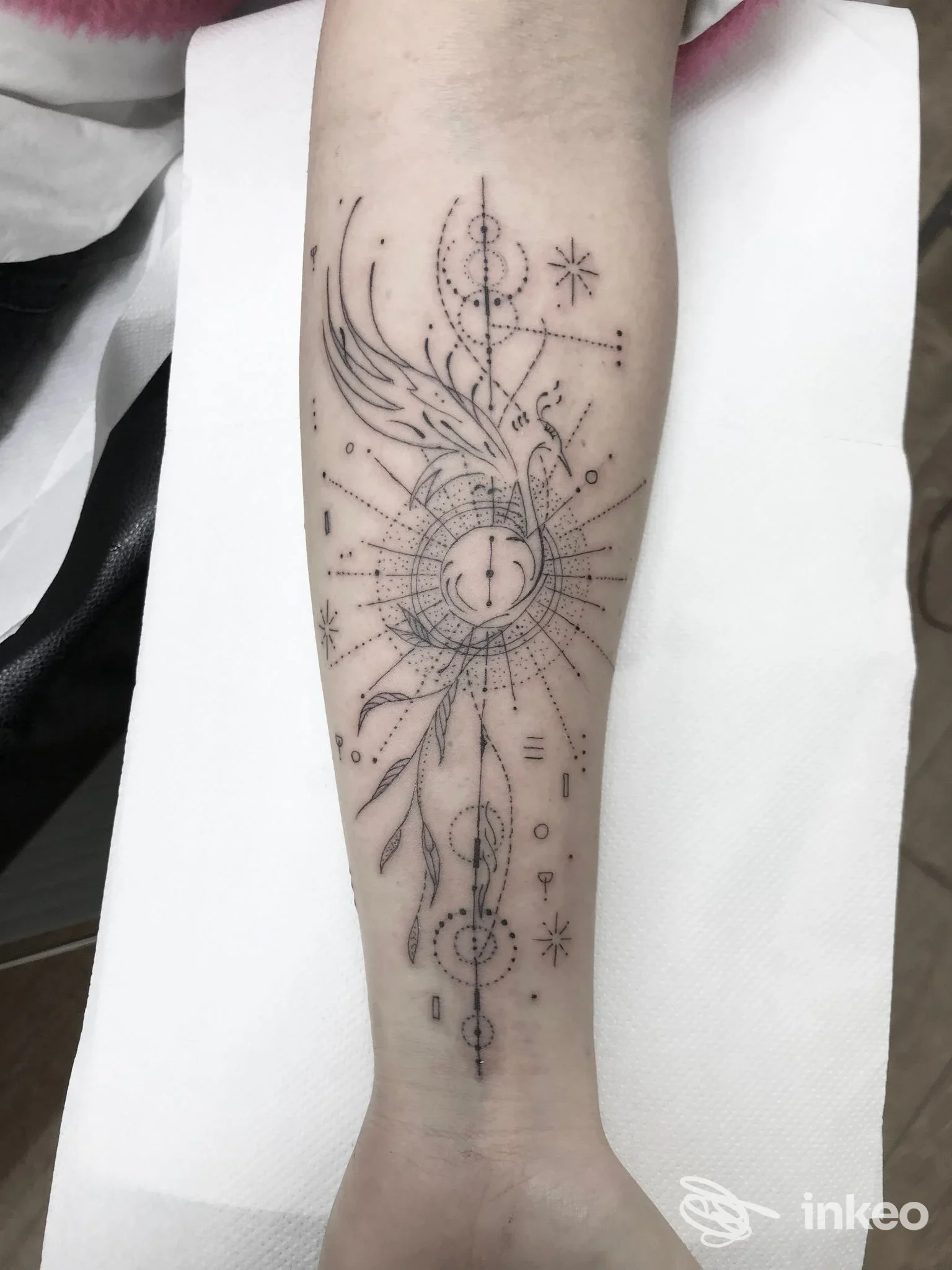 Tatuaggio geometrico e dotwork sull'avambraccio, foto di TANIA TATTOO a Piediripa con dettagli dei cerchi e del puntinato.
