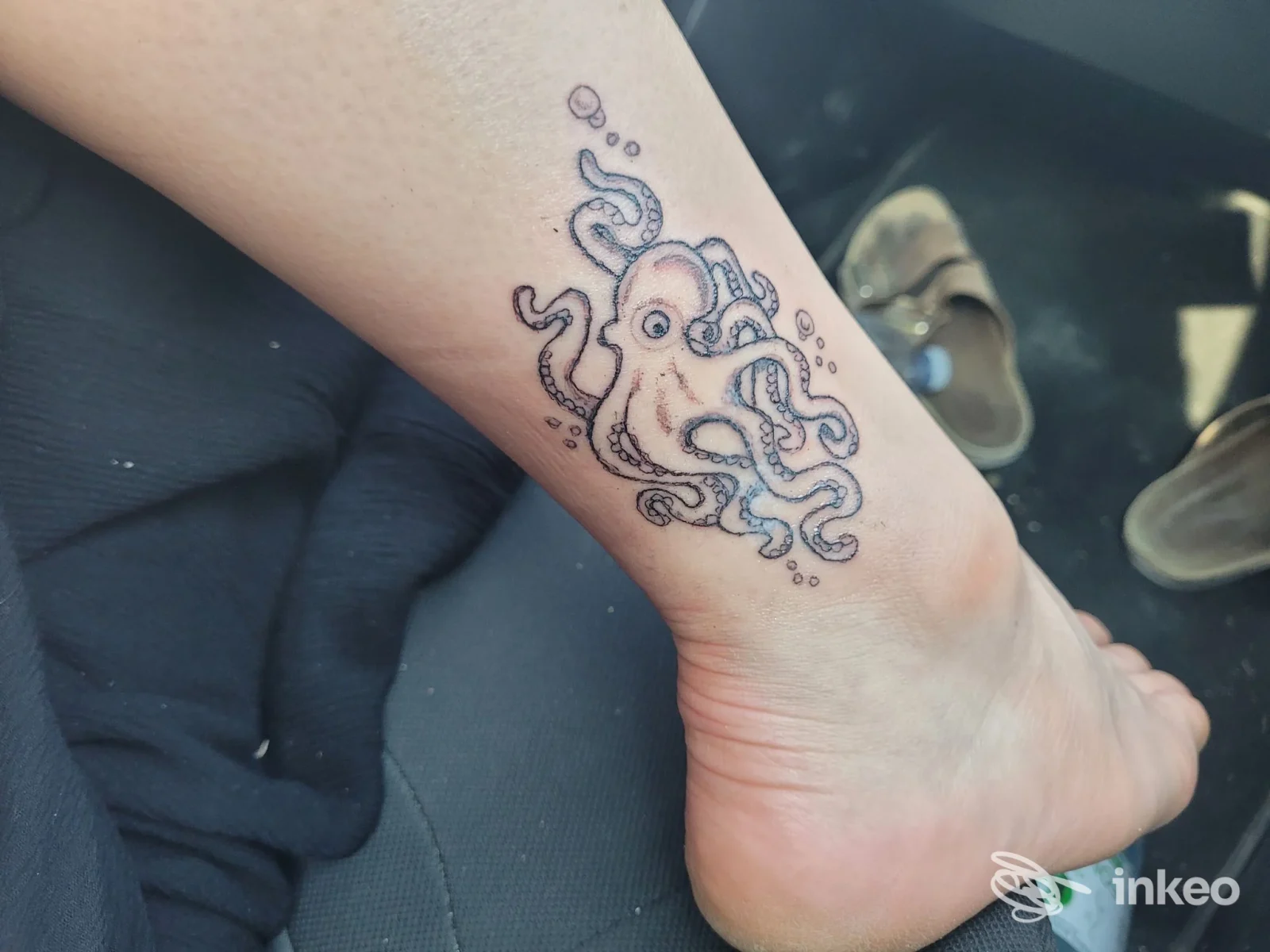 Foto di un tatuaggio polpo sul lato della caviglia e dorso del piede, lavoro realizzato presso Tata Tattoo ad Ancona.