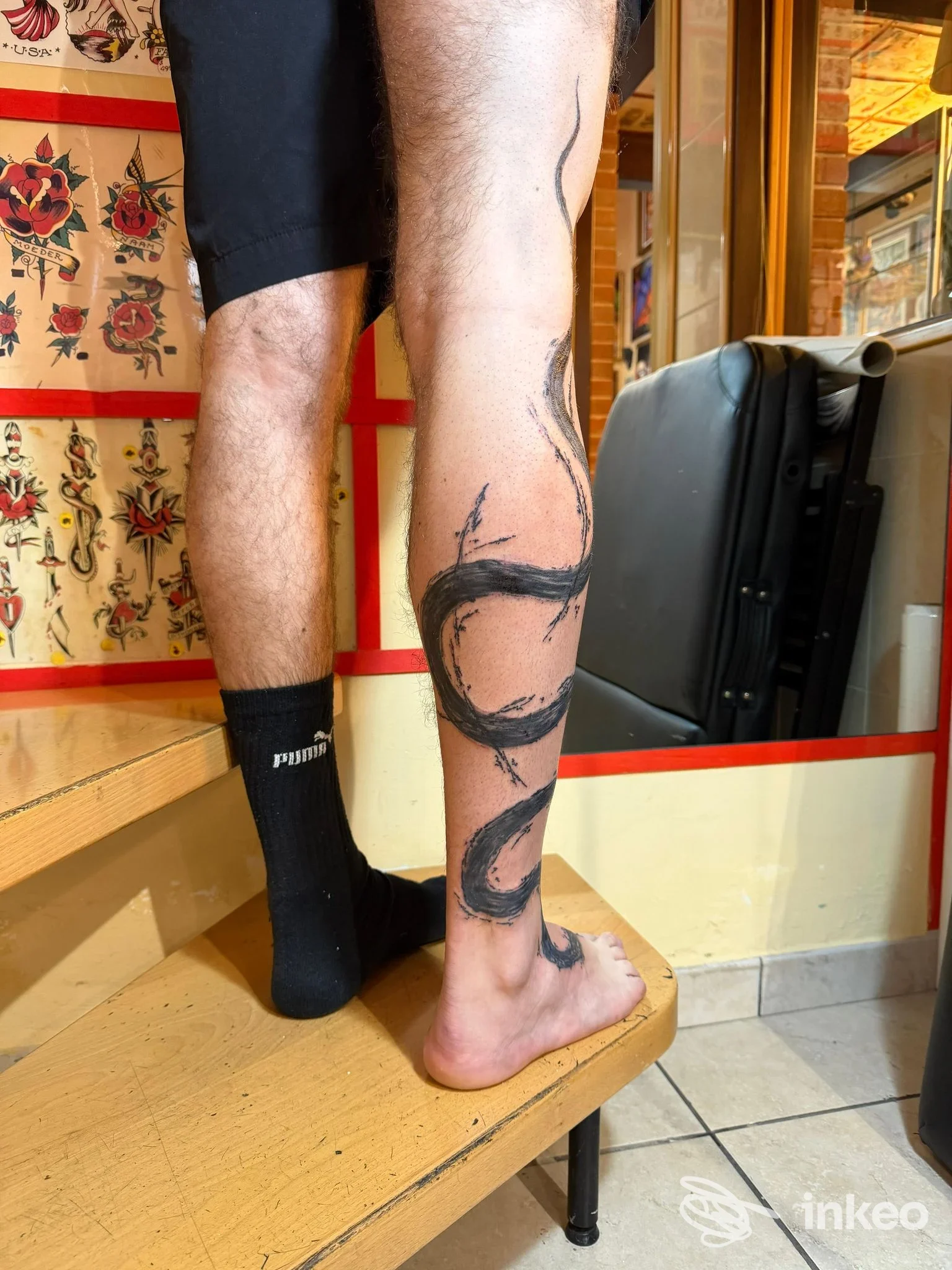 Tatuaggio a inchiostro nero su polpaccio e caviglia, foto dello studio Tattoo Lion Flowers Pesaro a Pesaro.