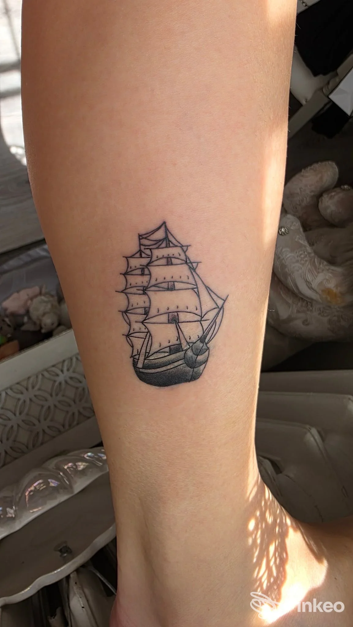 Tatuaggio di una nave a vela in nero sul polpaccio, foto inviata dallo studio Tattoo Lion Flowers Pesaro, Pesaro.
