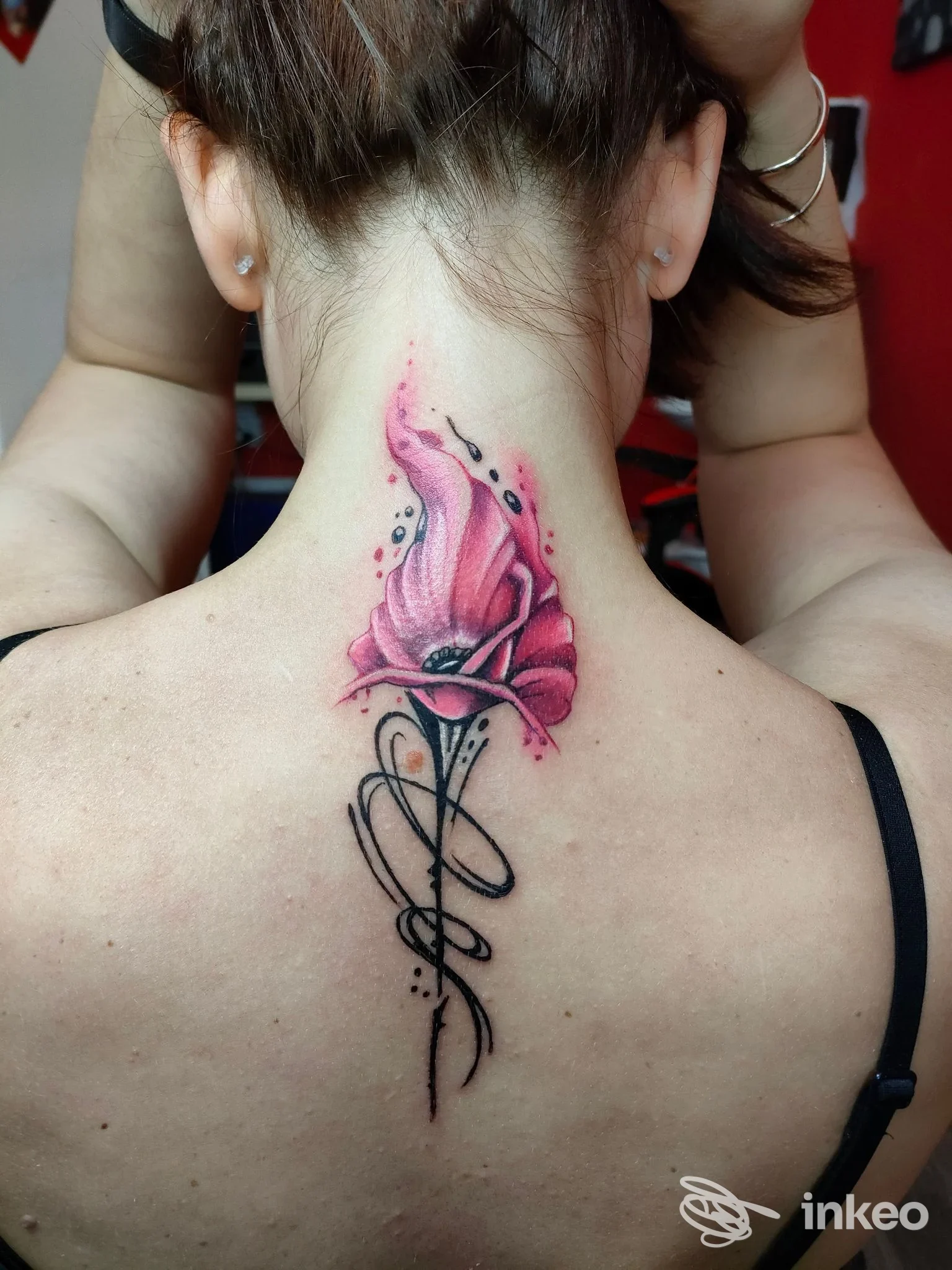 Tatuaggio floreale rosa sulla nuca e parte superiore della schiena, Tattoo Style, Castelfidardo.
