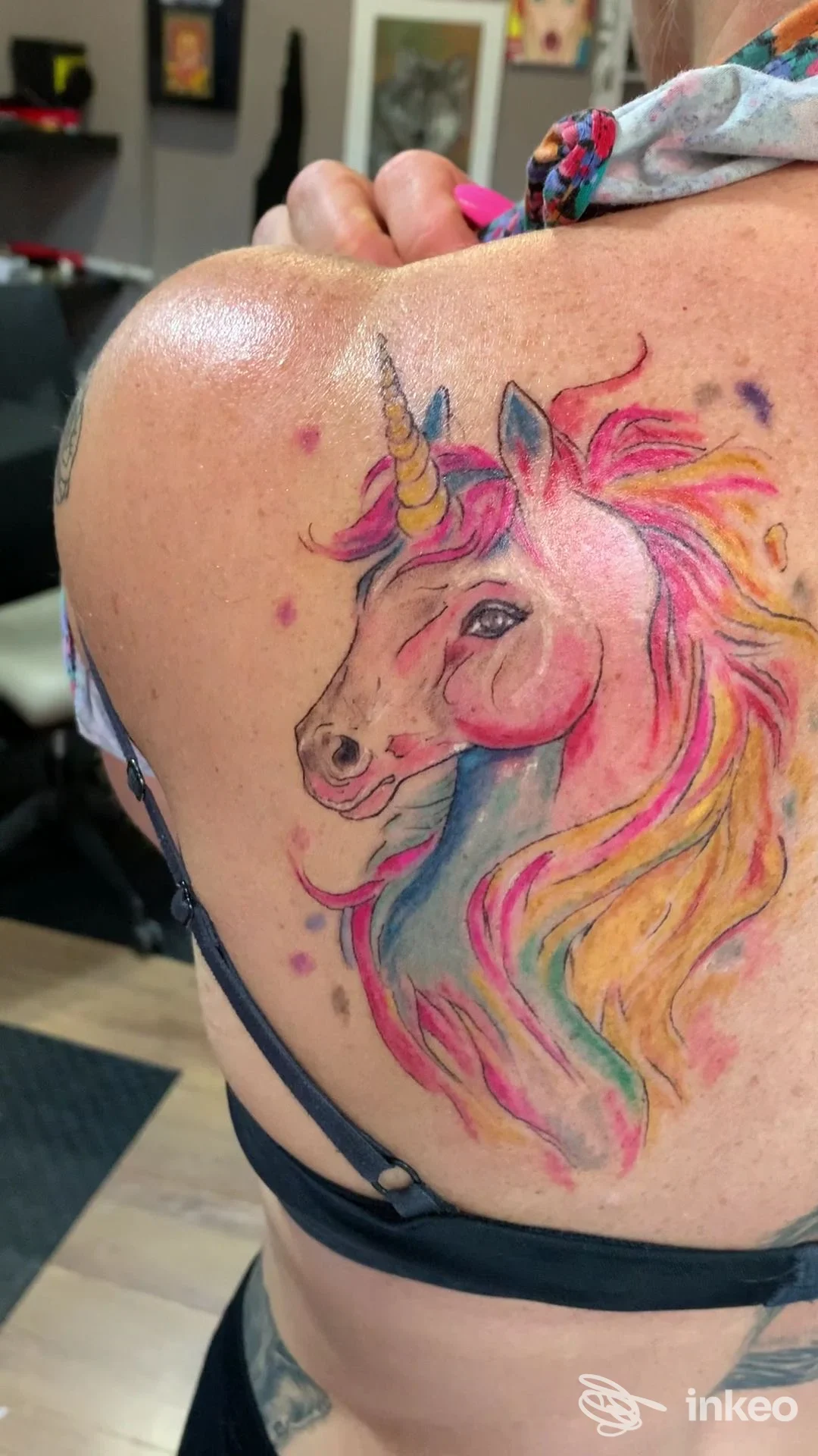 Tatuaggio colorato di un unicorno sulla spalla; Tatuaggi & Arte, Porto Sant'Elpidio.