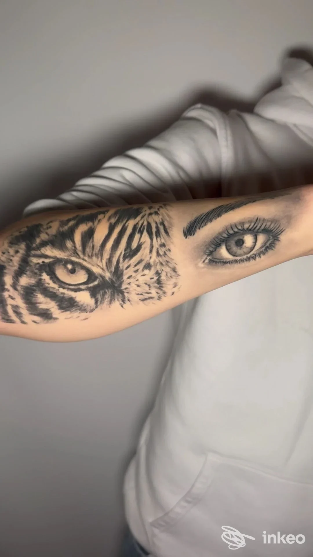 Tatuaggio realistico su avambraccio con occhio umano e occhio di tigre, UnderSkinTattoo 162, Fano.