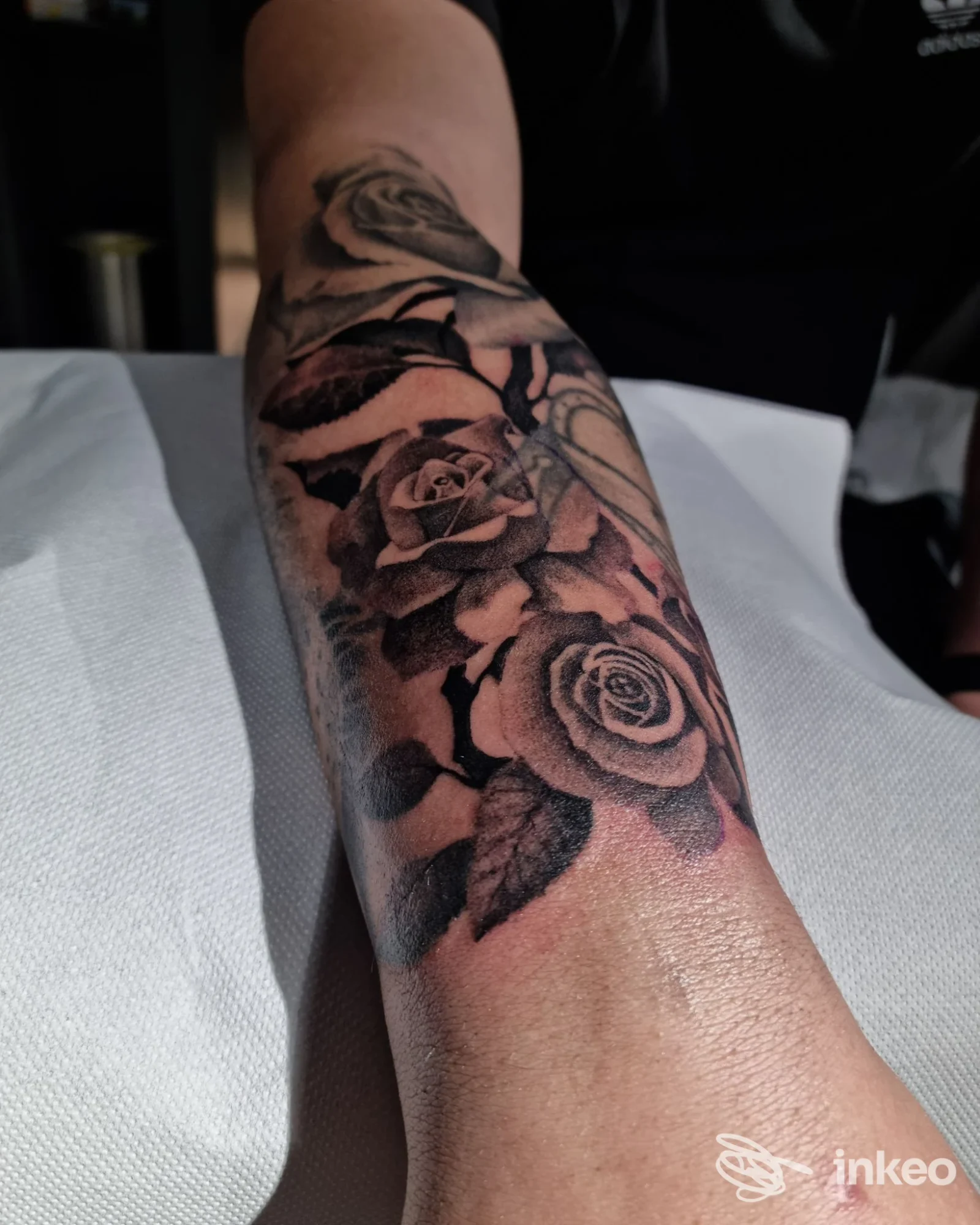Tatuaggio di rose black & grey sull'avambraccio, foto scattata nello studio Unknown Artist - Tattoo Studio & Piercing, Porto Recanati.