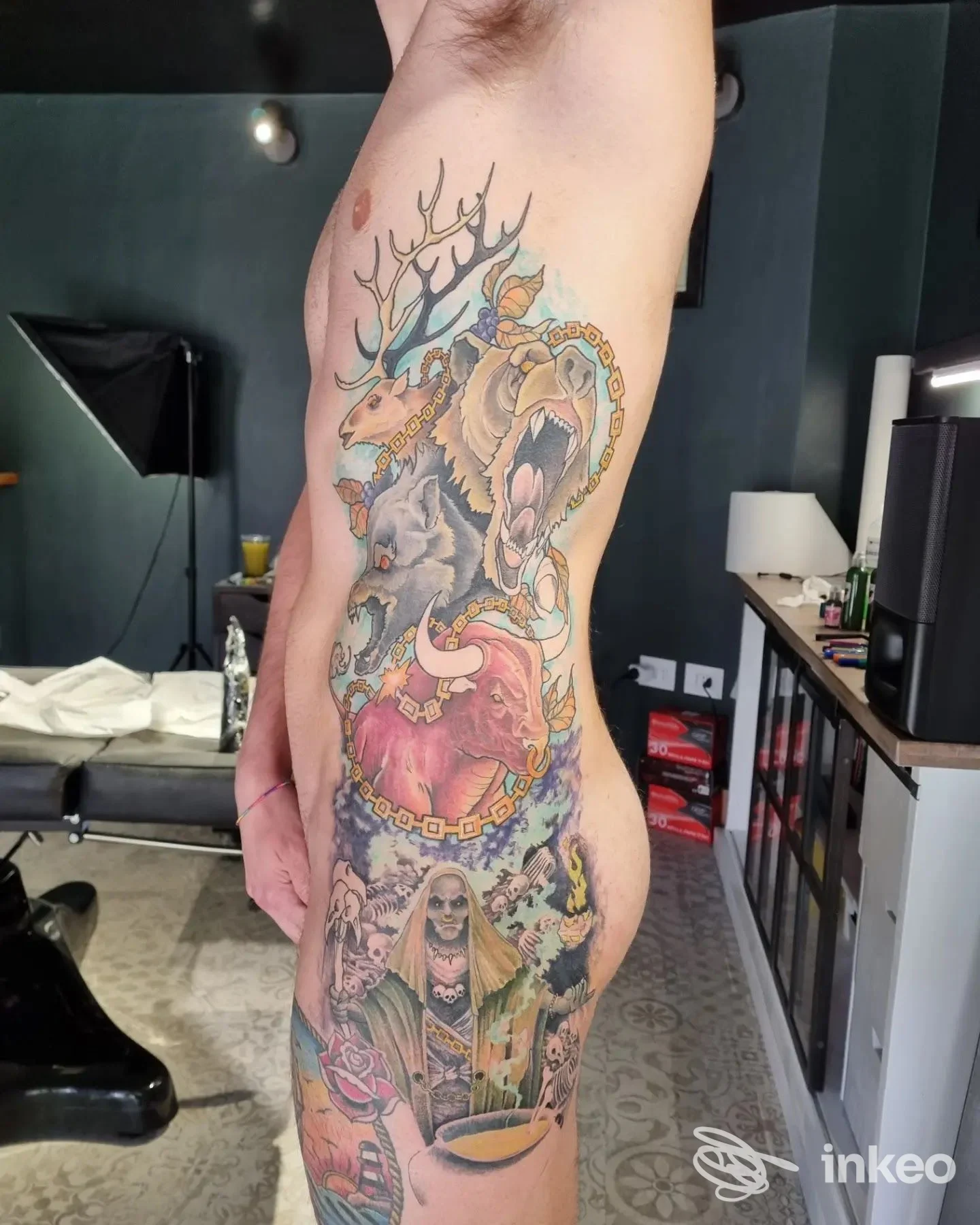 Grande tatuaggio colorato sul fianco con scena animale, foto fornita da Unknown Artist - Tattoo Studio & Piercing, Porto Recanati.