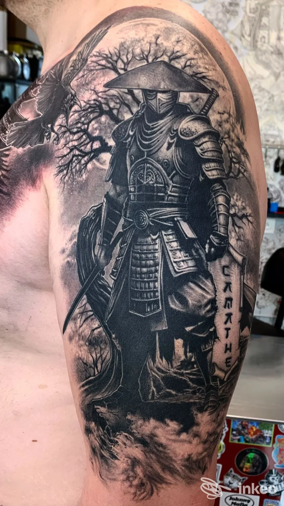 Tatuaggio black & grey di un samurai su spalla e braccio superiore. Vincent Bertrand Tattoo, Porto San Giorgio.