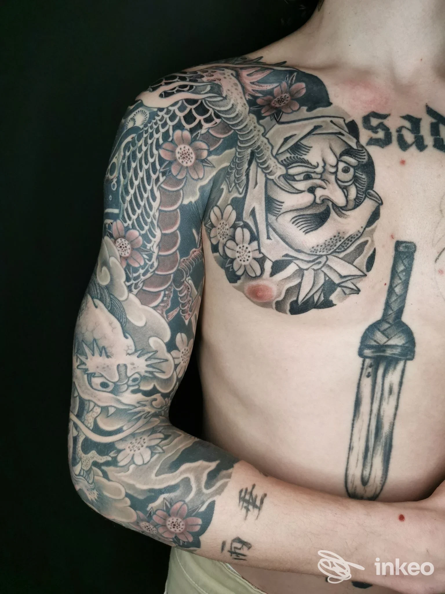 Ampia manica e tatuaggi sul torace realizzati da WILLIAMS TATTOO - Private Studio a Fano, dettaglio su spalla e braccio sinistro.