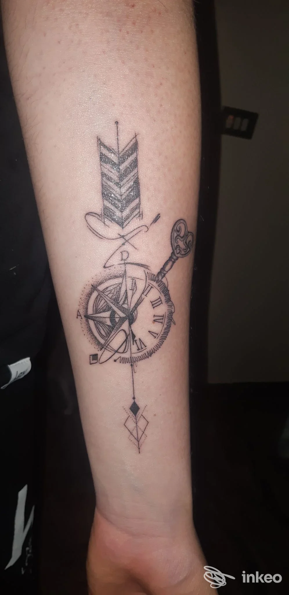 Tatuaggio geometric-ornamentale su avambraccio con bussola e freccia, scatto d’interno per Venom Art Tattoo, Rapagnano.