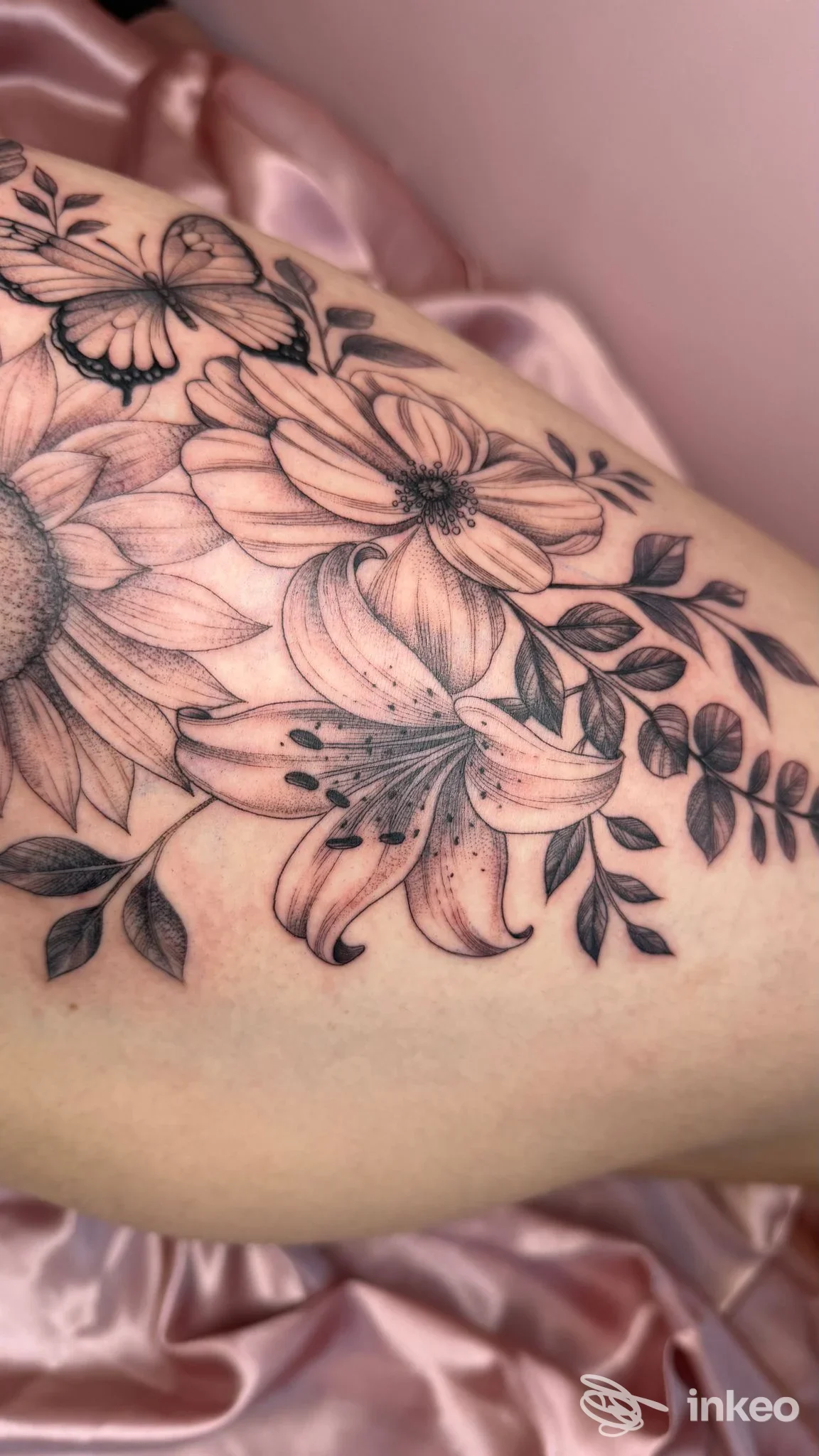 Tatuaggio black & grey di fiori e farfalla sulla spalla/braccio, foto inviata dallo studio WHITE ROSE TATTOO, Jesi.
