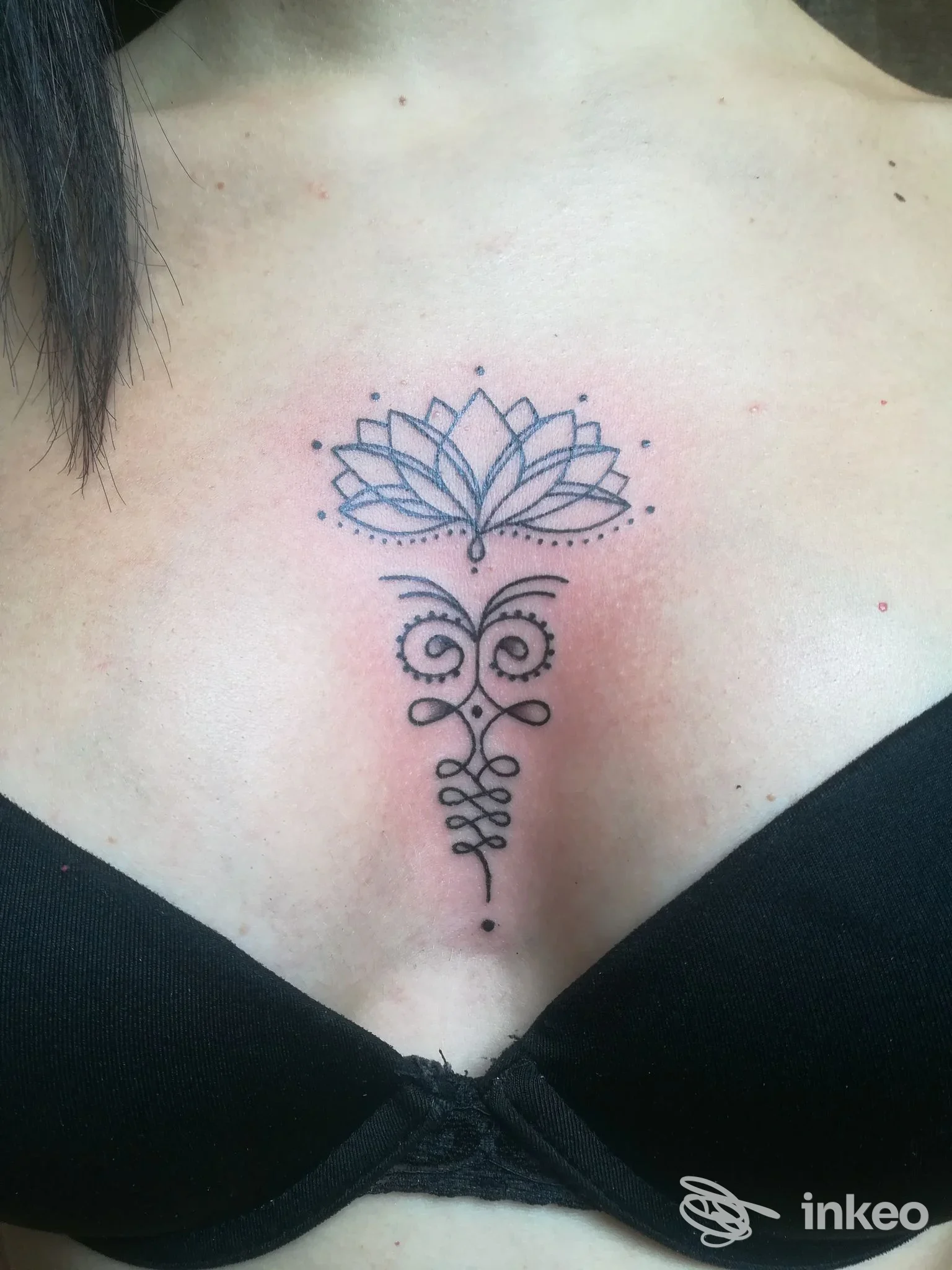 Tatuaggio ornamentale nero sul décolleté, foto inviata da Zoe Tattoo Studio Macerata, Macerata.