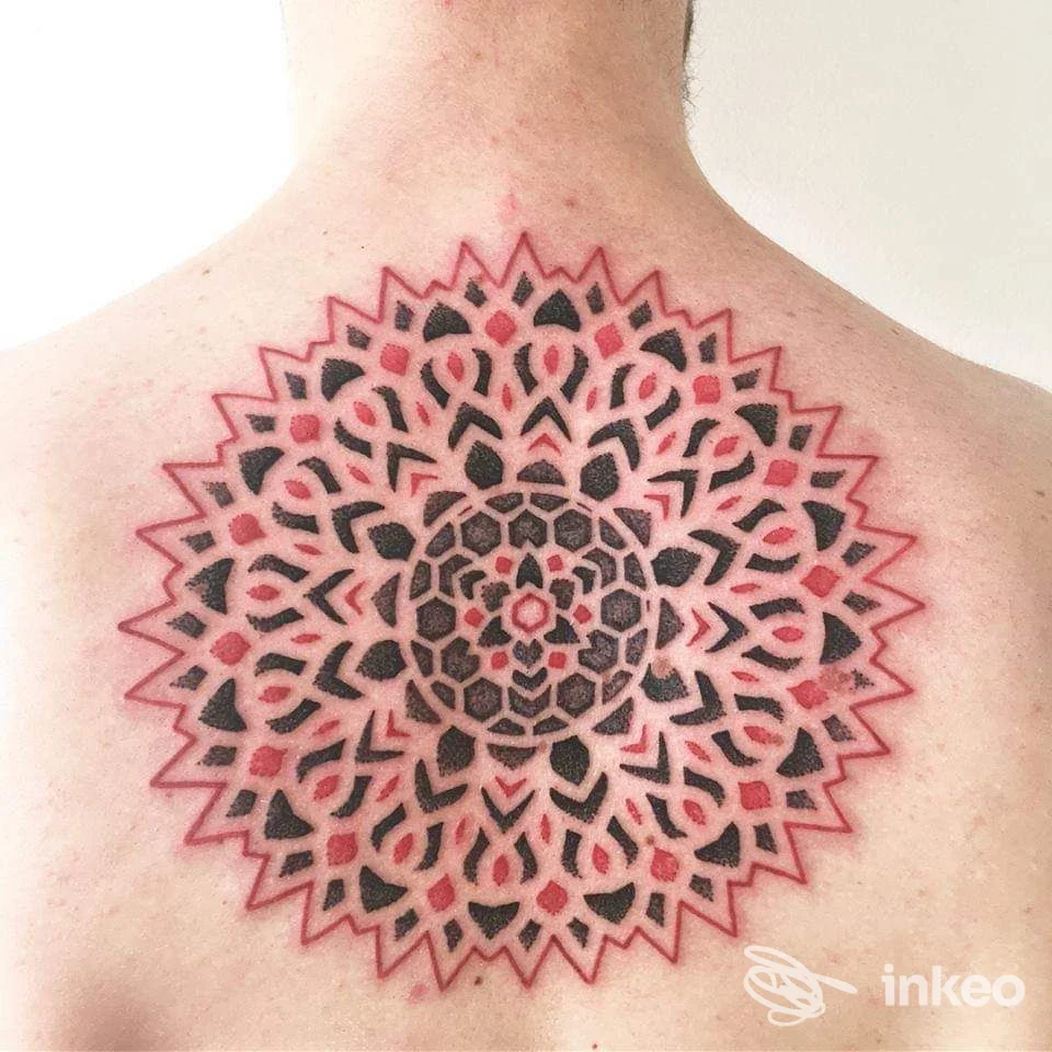Dettaglio frontale del mandala geometrico tatuato sulla parte superiore della schiena, eseguito da underskintattooshop a Fano.
