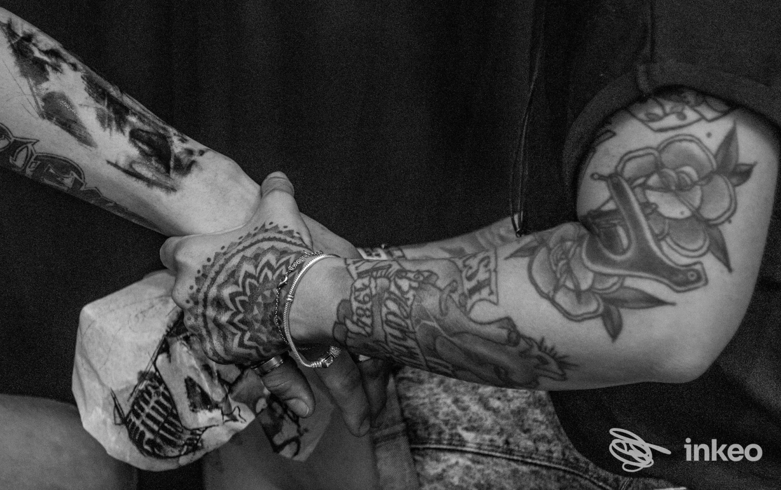 Primi piani di braccia e mani tatuate, foto inviata dallo studio underskintattooshop a Fano.