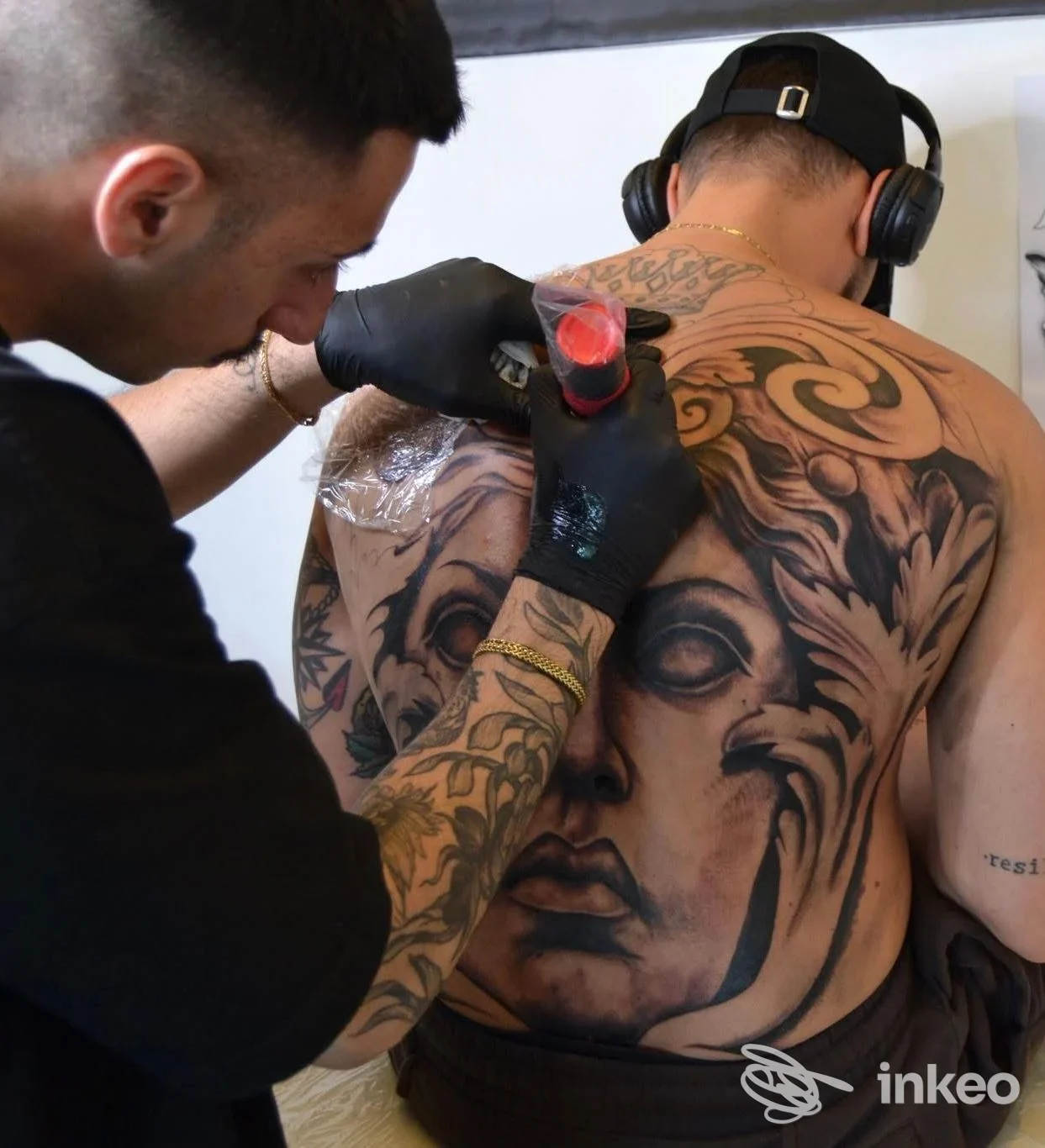 Tatuatore al lavoro sulla grande schiena con ritratto in bianco e nero, Acanthus Tattoo Studio, Isernia.