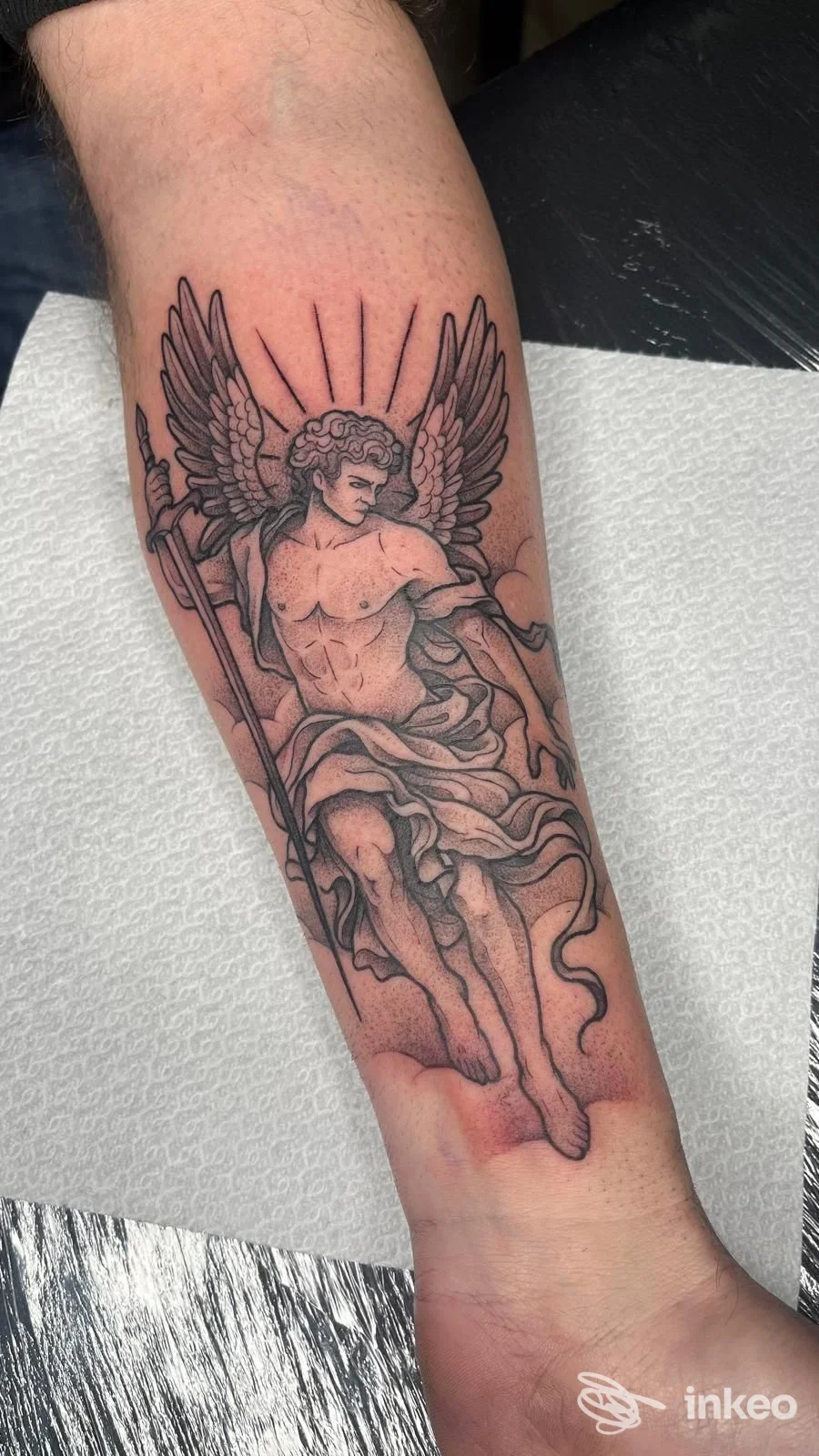 Tatuaggio a inchiostro nero di un angelo sull'avambraccio, realizzato da Black Point Tattoo a Termoli.