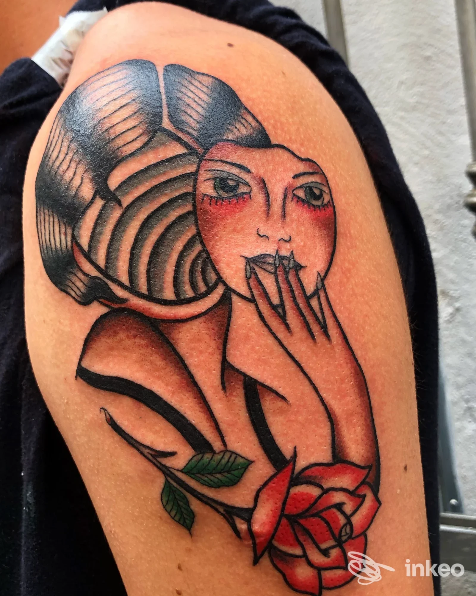 Tatuaggio su spalla con volto femminile stilizzato e rosa, L'Amatore Tattoo Parlour, Venafro.
