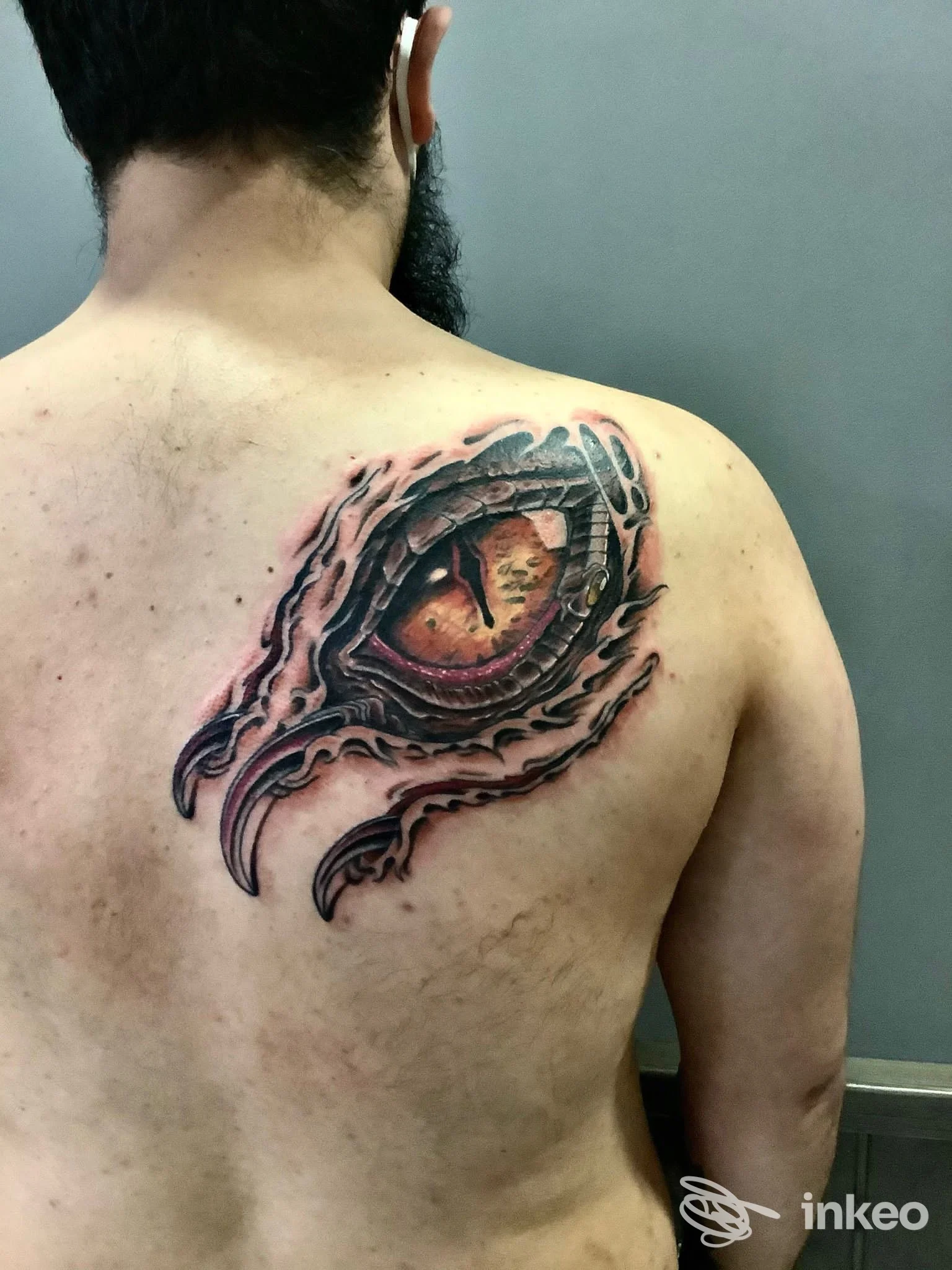 Tatuaggio di un occhio stilizzato sulla scapola sinistra, realizzato da Lucky Owl Tattoo di Gabriele Cassano a Bojano.