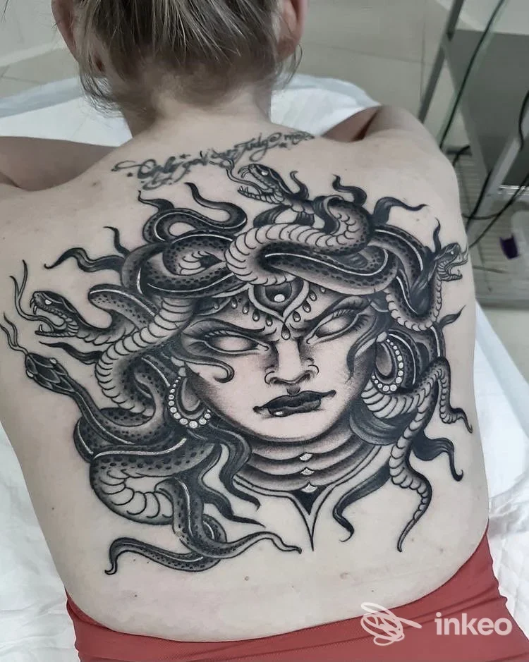 Grande tatuaggio Medusa in nero/grigio sulla parte superiore della schiena, Lucky Owl Tattoo di Gabriele Cassano, Bojano.
