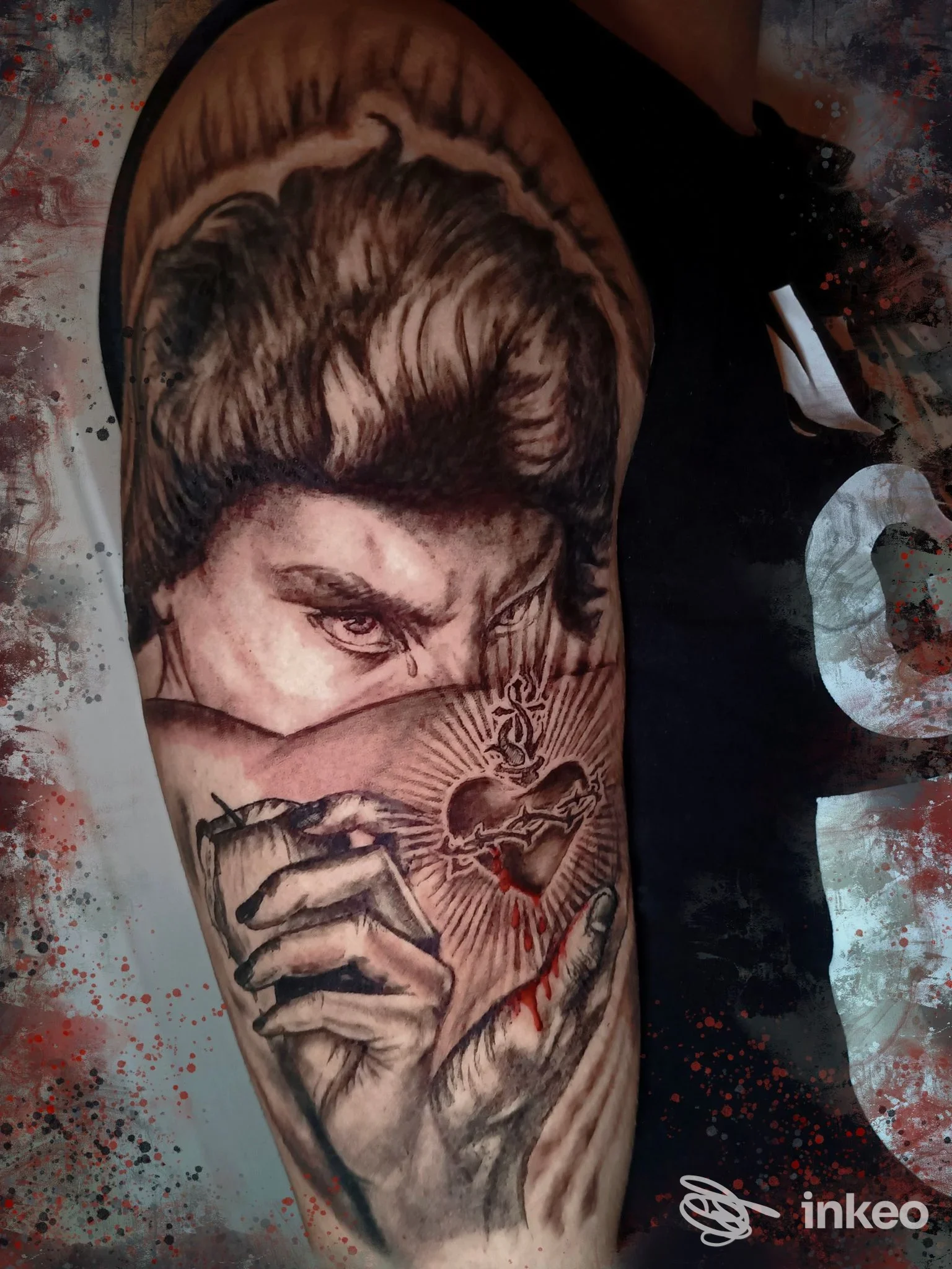 Tatuaggio realistico a tutta manica su braccio con volto stilizzato, mani e cuore sacro, fotografato presso La Suerte Tattoo Studio a Campobasso.