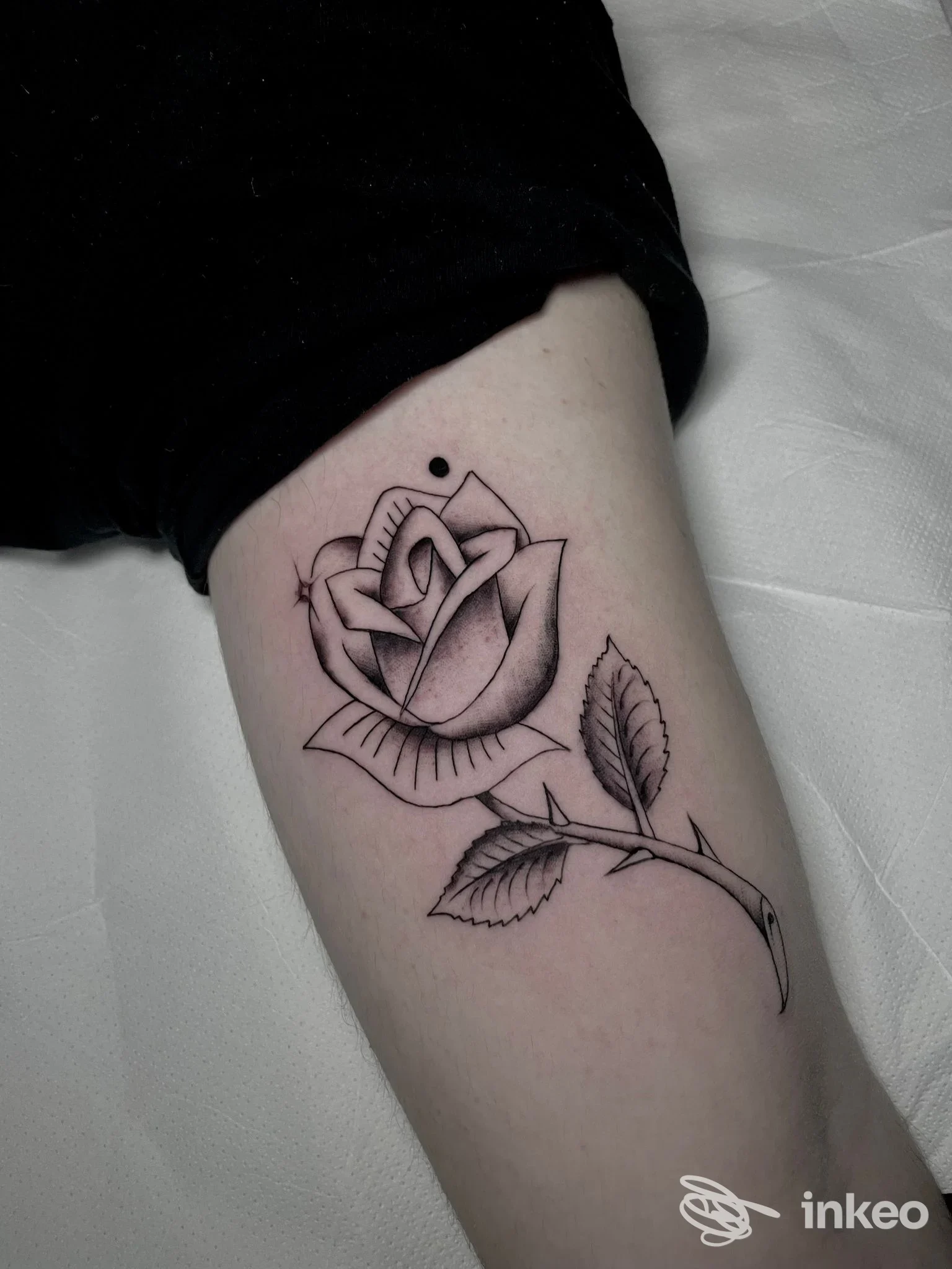 Rosa tatuata in nero sulla parte interna della coscia, foto inviata da Sangue e Lacrime Tattoo, Campomarino.