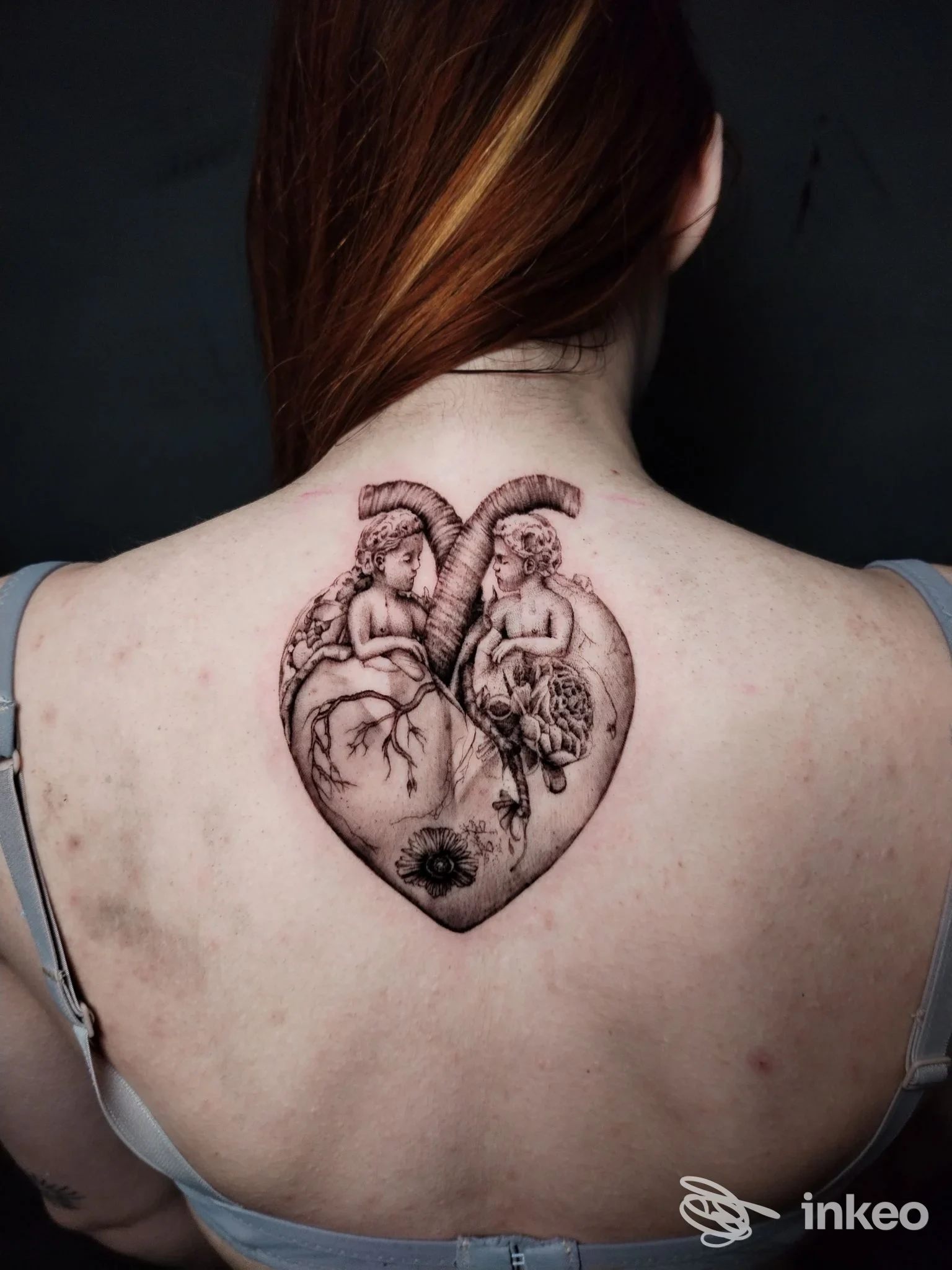 Grande tatuaggio a forma di cuore sulla parte superiore della schiena, realizzato da Skink tattoo a Campobasso.