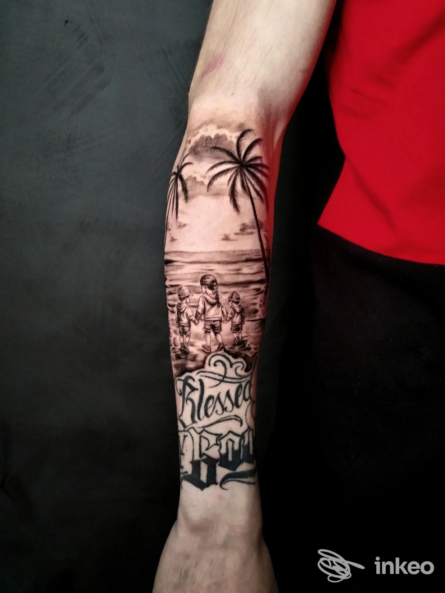 Tatuaggio realistico a tema spiaggia sull'avambraccio, con palme e scritta decorativa. Skink Tattoo, Campobasso.