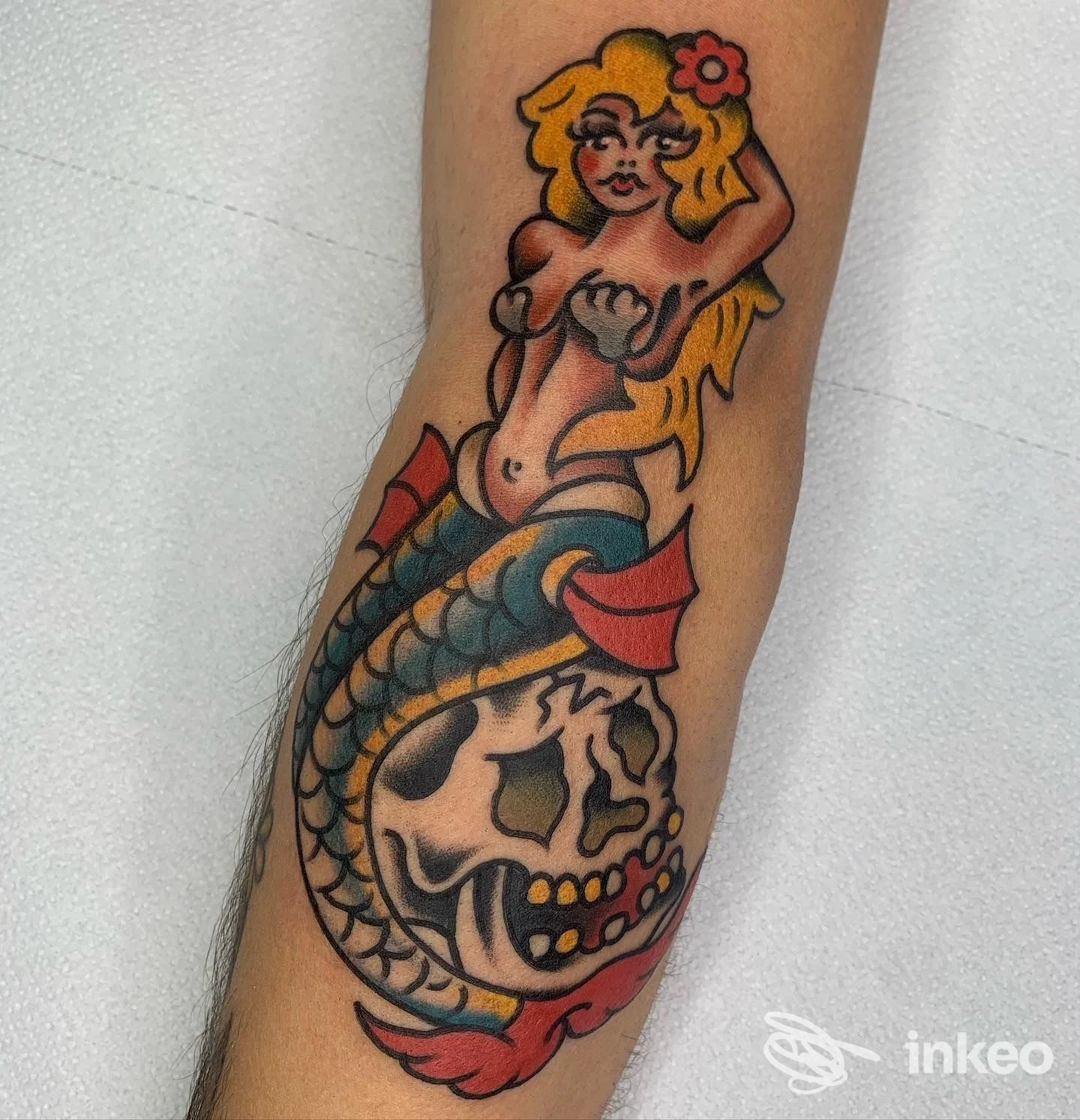 Tatuaggio colorato su avambraccio: sirena bionda e teschio, Black Matter Tattoo Shop, Campobasso.
