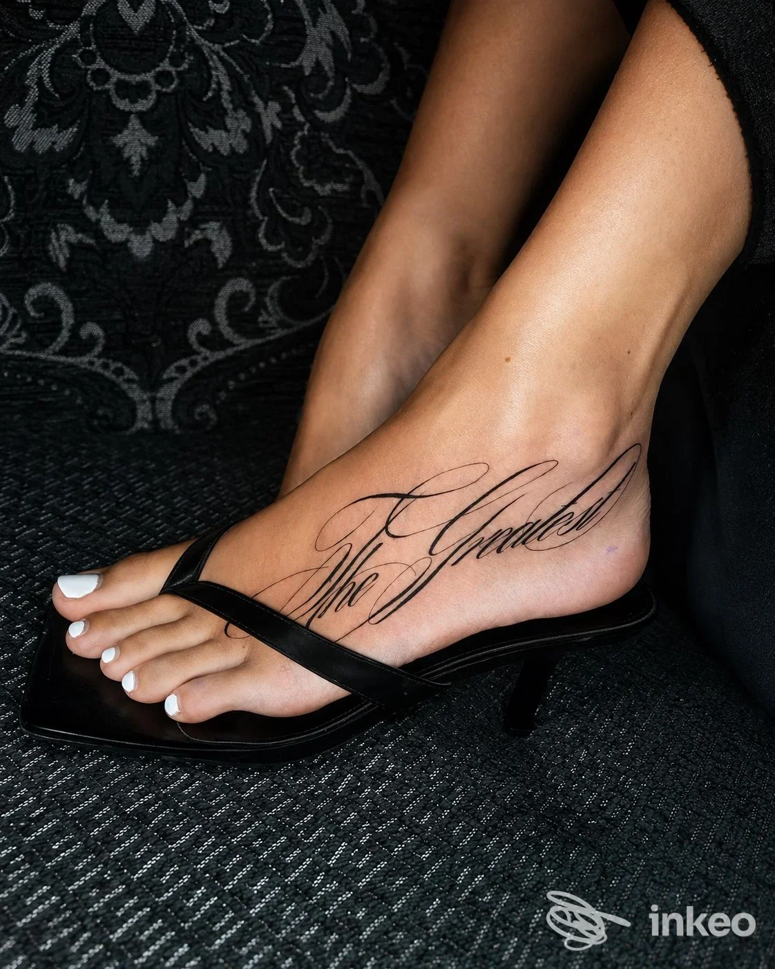 Tatuaggio calligrafico sul dorso del piede in inchiostro nero, foto di Fine Line Cutting tattoo shop, Campobasso.