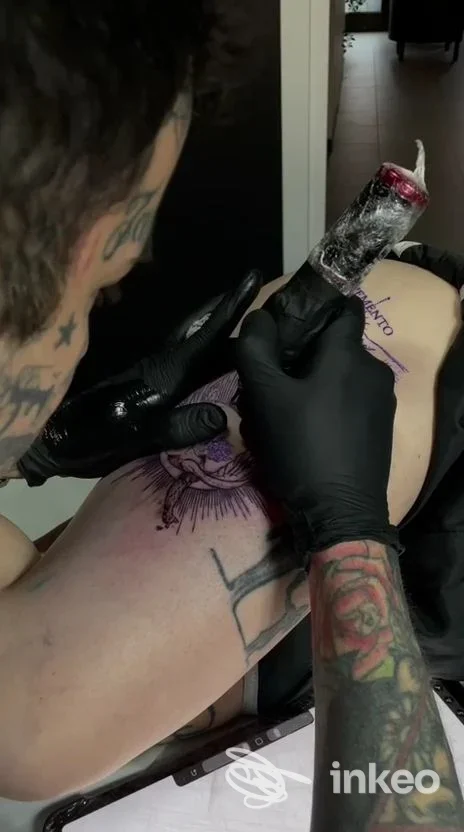 Tatuatore al lavoro su un avambraccio presso 17 Tattoo Studio, Torino, dettaglio della mano e della macchinetta durante l'inchiostrazione.