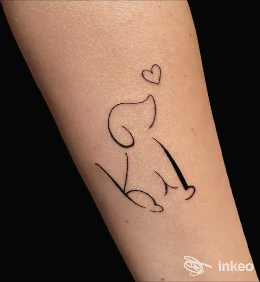 Tatuaggio lineare di gatto stilizzato sull'avambraccio, foto inviata da 17 Tattoo Studio a Torino.
