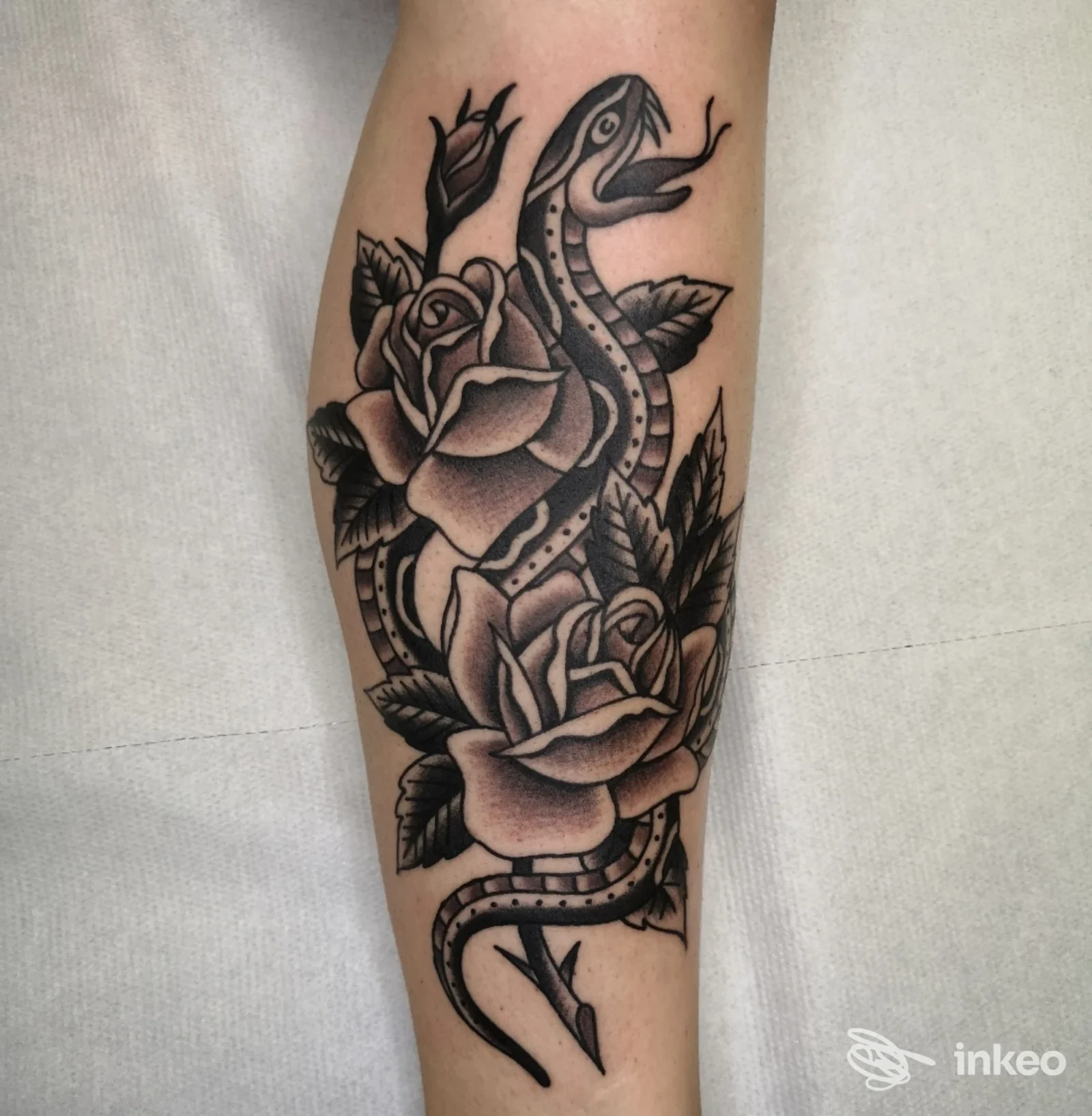 Tatuaggio nero e grigio di serpente e rose sull'avambraccio, TATUERIA Santo Tattooer, Vigliano Biellese.