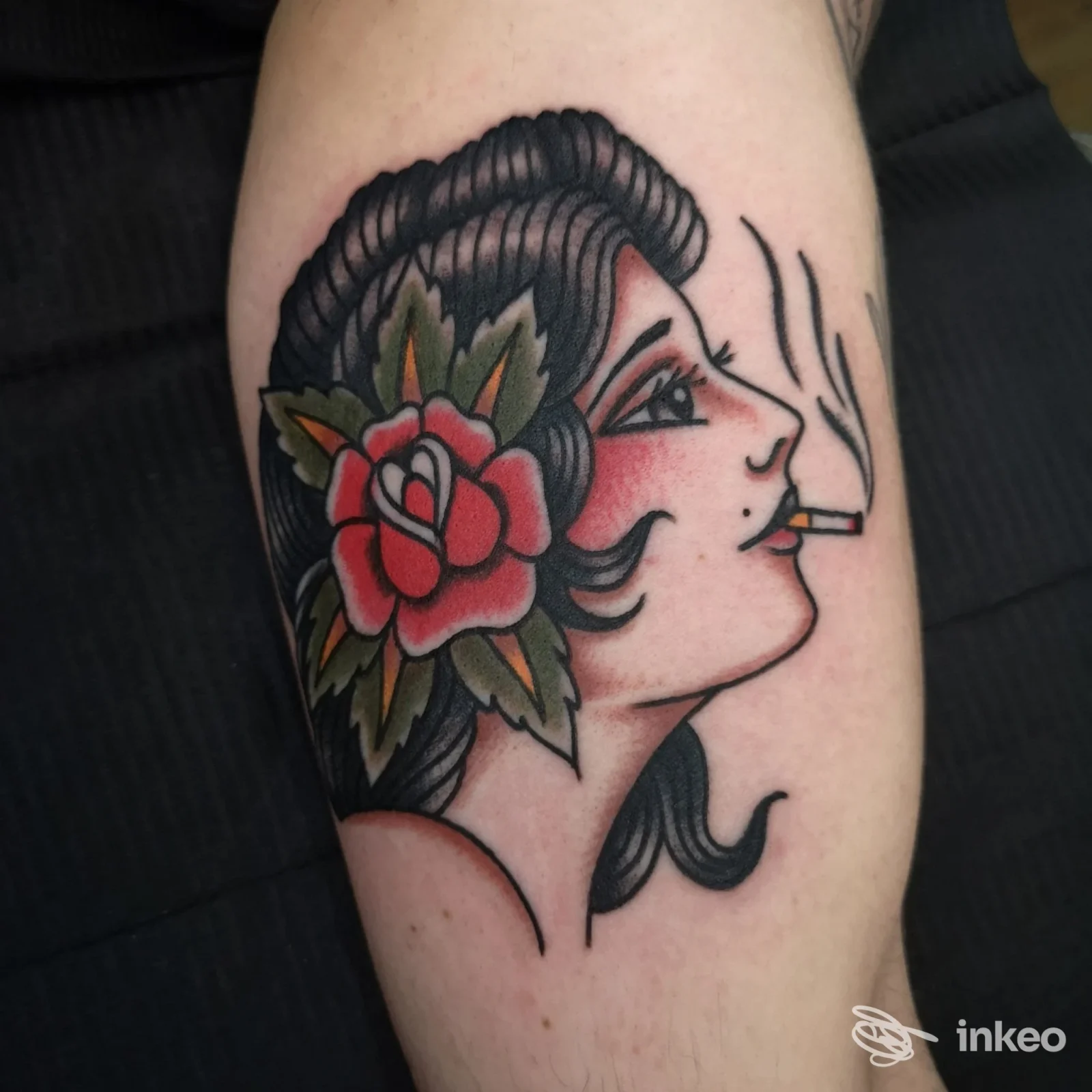 Tatuaggio in stile tradizionale di una donna che fuma, realizzato da TATUERIA Santo Tattooer a Vigliano Biellese sull'avambraccio.