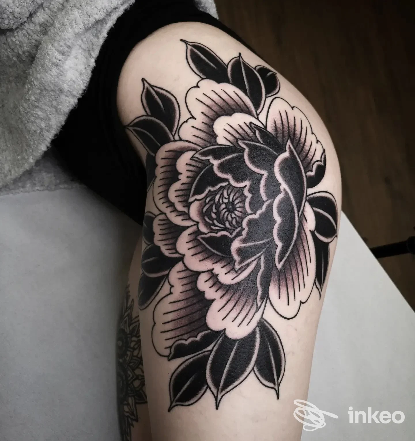Grande tatuaggio a forma di peonia in stile blackwork sul braccio, scattato presso TATUERIA Santo Tattooer a Vigliano Biellese.